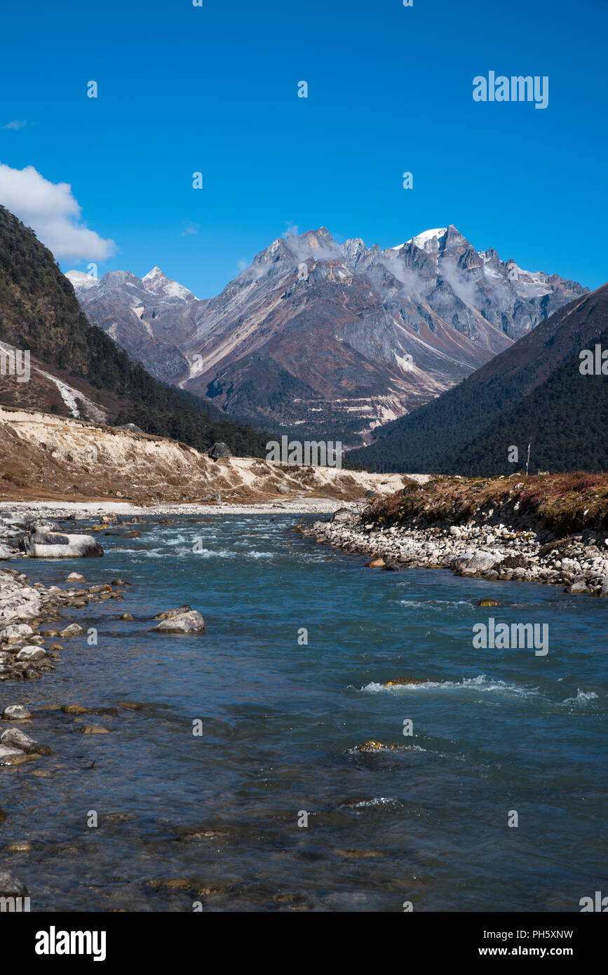 De la fonte des glaces sur la rivière mountain vue Paysage à Lachung, temps clair jour heure, Sikkim, Inde Banque D'Images