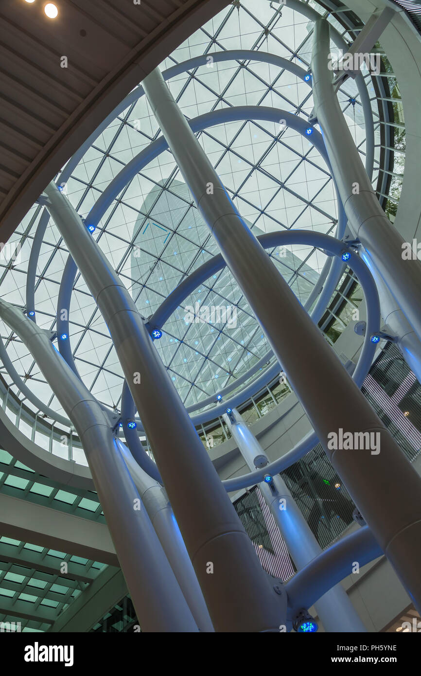 Grand hall atrium, la structure de l'intérieur à l'immeuble, de transit Salesforce San Francisco, California, United States. Banque D'Images