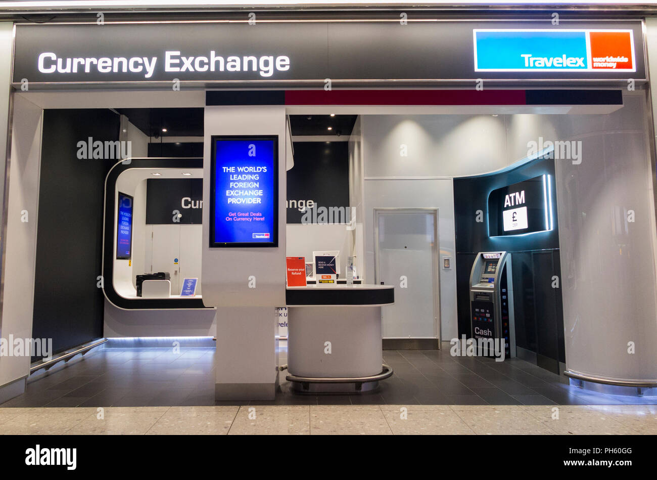 Bureau de change Travelex exploité par le bureau à l'aéroport d'Heathrow  Terminal 2, dans le carrousel des bagages / belt / assurance récupérer.  Londres. (101 Photo Stock - Alamy
