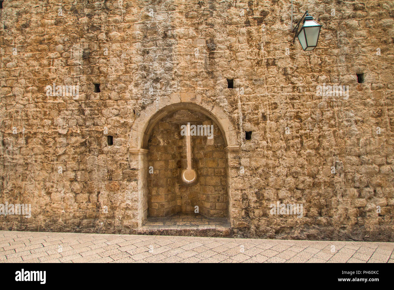 Rue et vieux mur de pierre défensive dans la vieille ville de Dubrovnik, Croatie Banque D'Images