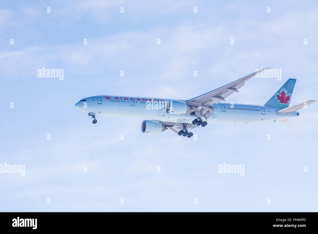 Boeing 777-333 d'Air Canada(ER), en 2005-2017, les couleurs à l'approche à l'Aéroport Pierre Elliott Trudeau, Dorval, Qc Banque D'Images