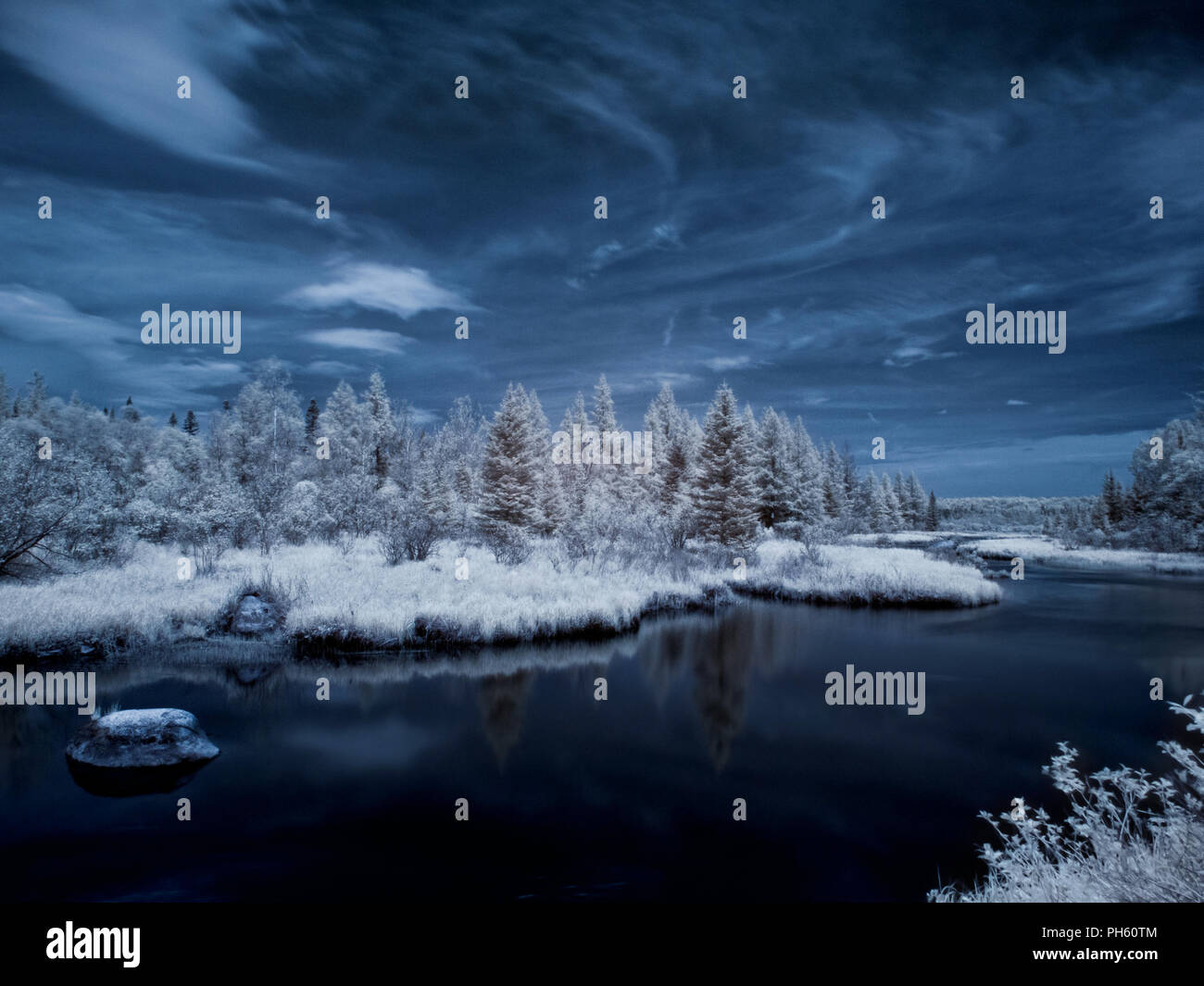 Paysage magnifique, ciel bleu infrarouge d'hiver Banque D'Images