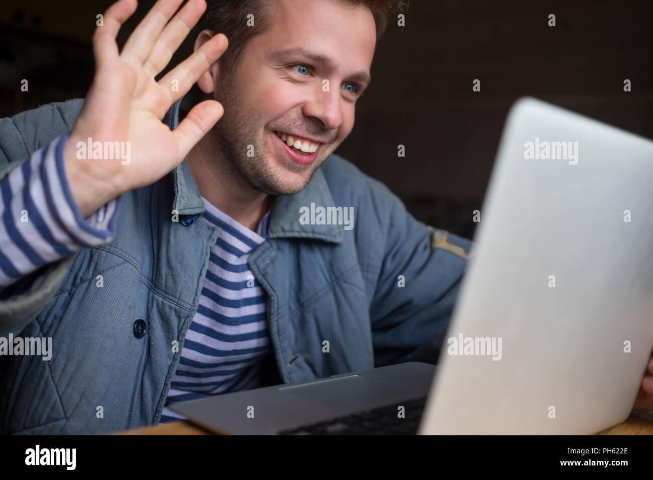 Confiant dans l'homme ouvrier minable vêtements de travail de discuter avec sa petite amie, en agitant la main. Banque D'Images