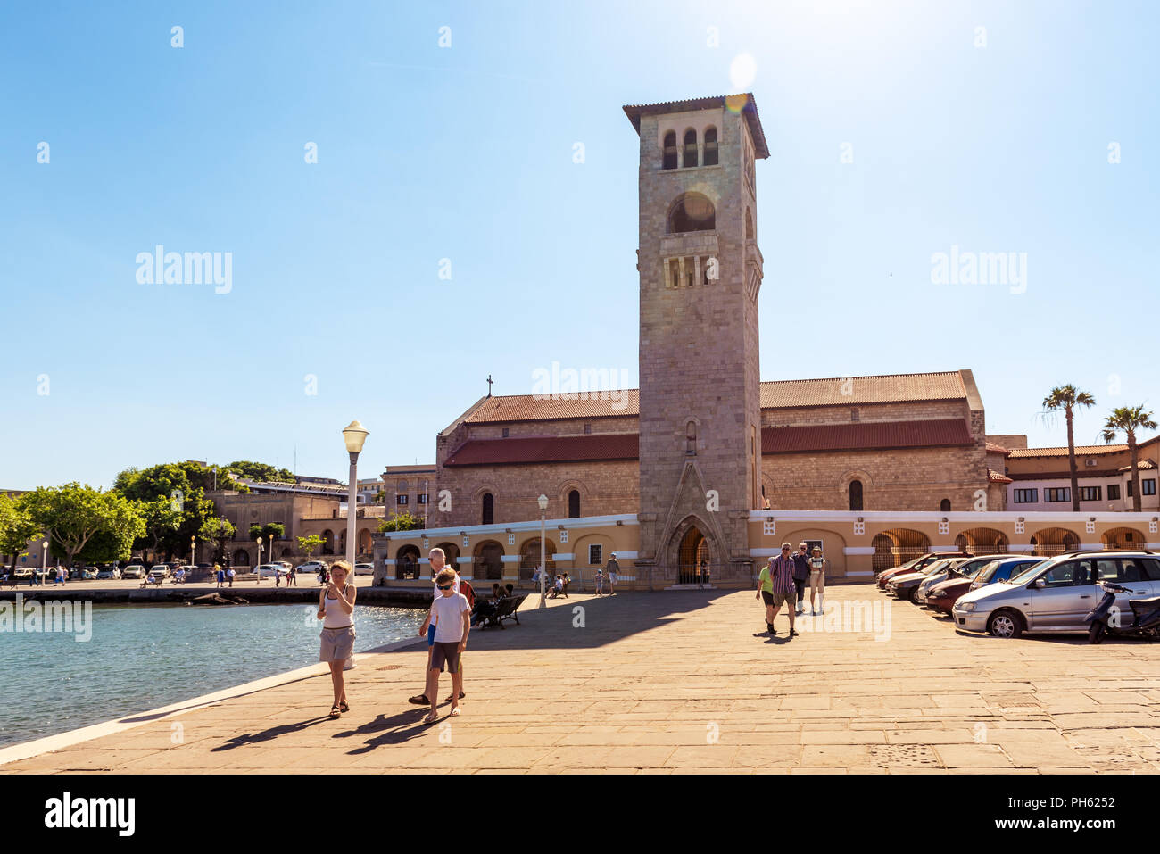 RHODES, GRÈCE - 13 mai 2018 : Visitez le port de Mandraki, Clocher vénitien dans le fond.Rhodes, Grèce Banque D'Images