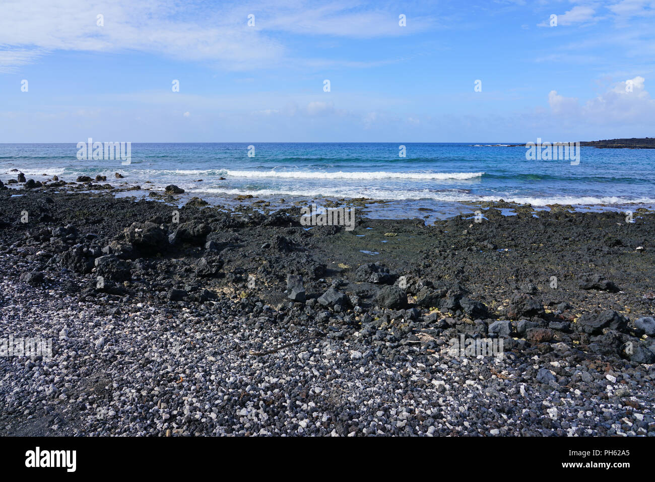 Avis de pierre de lave noire et bleu océan à l'Ahihi-Kinau Natural Area réserver, sur la rive ouest du sud de Maui, Hawaii Wailea Makena et Banque D'Images