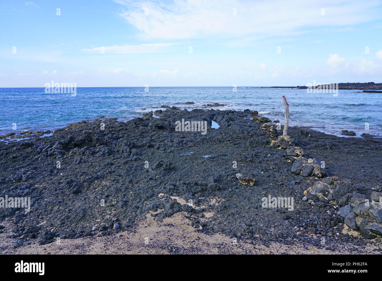 Avis de pierre de lave noire et bleu océan à l'Ahihi-Kinau Natural Area réserver, sur la rive ouest du sud de Maui, Hawaii Wailea Makena et Banque D'Images