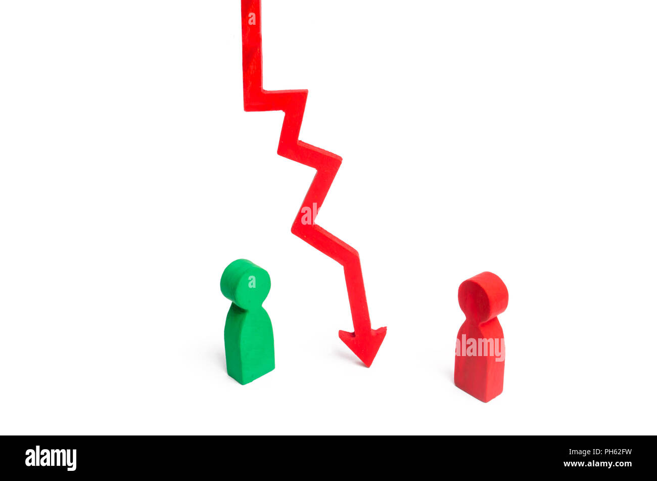 Un tableau en bois vers le bas divise les deux personnes discutant du cas. Résiliation et rupture des relations, la rupture des liens. Rupture du contrat, les conflits Banque D'Images