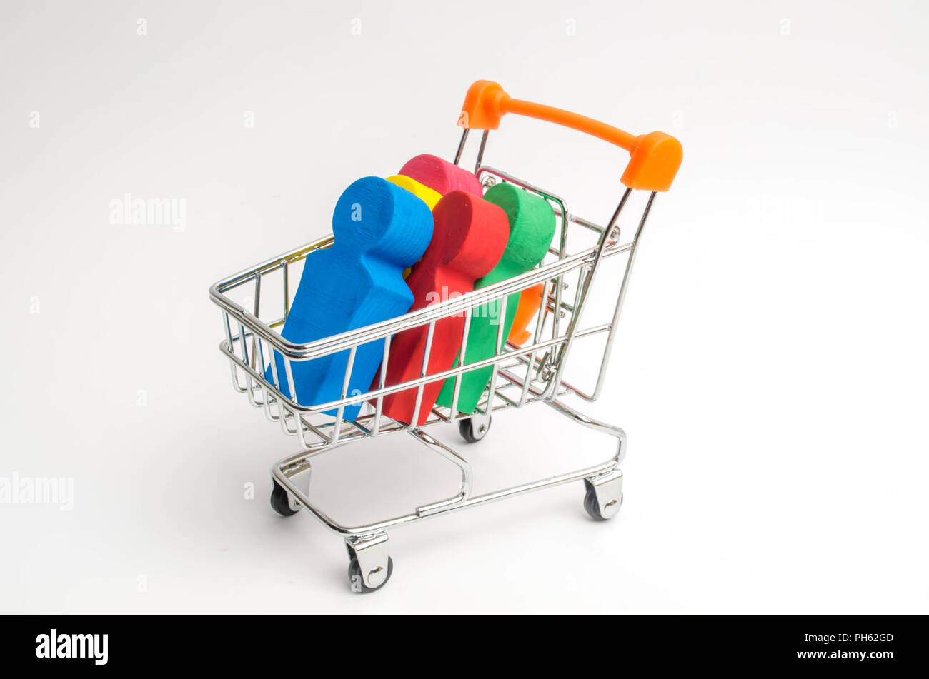 Les gens de couleur dans un chariot d'un supermarché. Concept de la traite, l'esclavage moderne. L'achat de personnes est une violation des lois internationales. Freed Banque D'Images