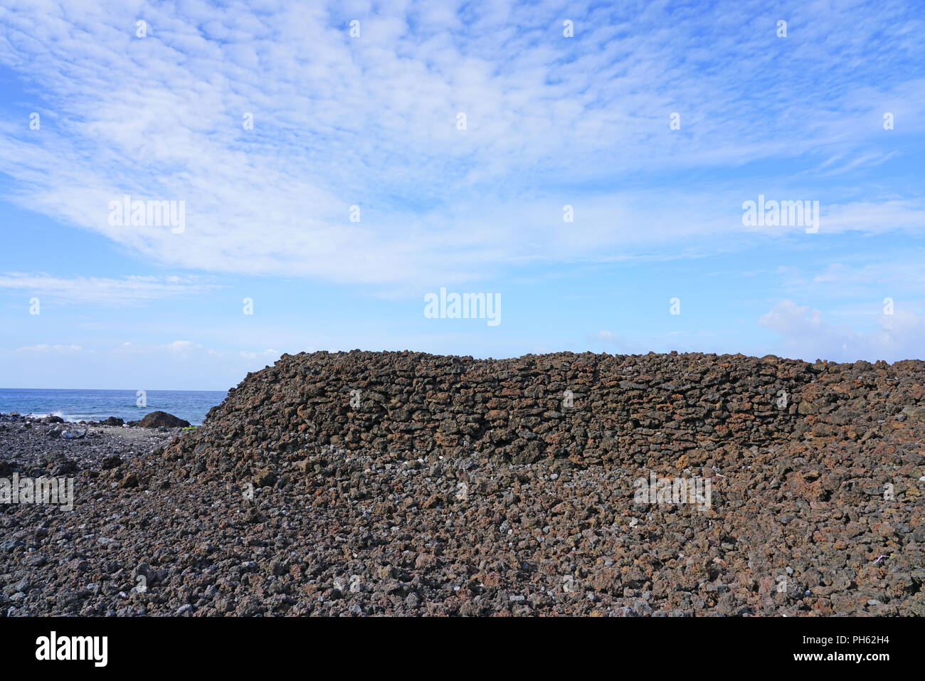 Avis de pierre de lave noire et bleu océan à l'Ahihi-Kinau Natural Area réserver, sur la rive ouest du sud de Maui, Hawaii Wailea Makena et Banque D'Images
