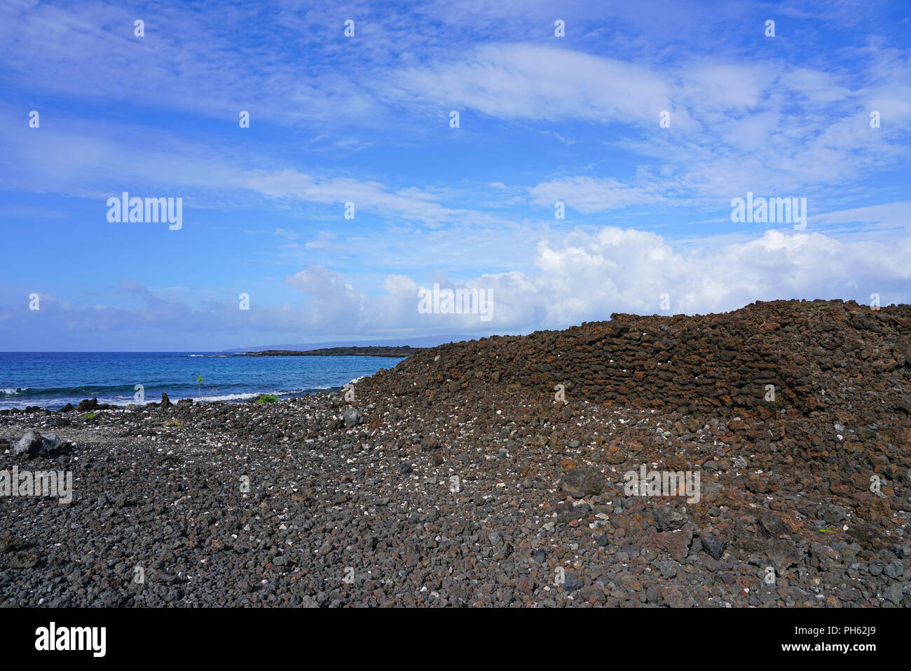 Avis de pierre de lave noire et bleu océan à l'Ahihi-Kinau Natural Area réserver, sur la rive ouest du sud de Maui, Hawaii Wailea Makena et Banque D'Images