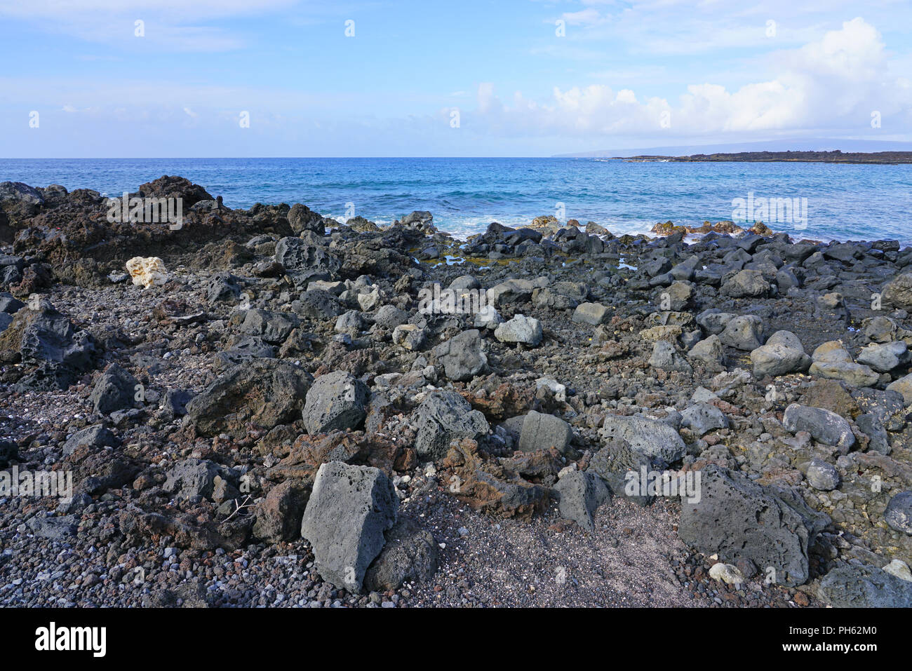 Avis de pierre de lave noire et bleu océan à l'Ahihi-Kinau Natural Area réserver, sur la rive ouest du sud de Maui, Hawaii Wailea Makena et Banque D'Images