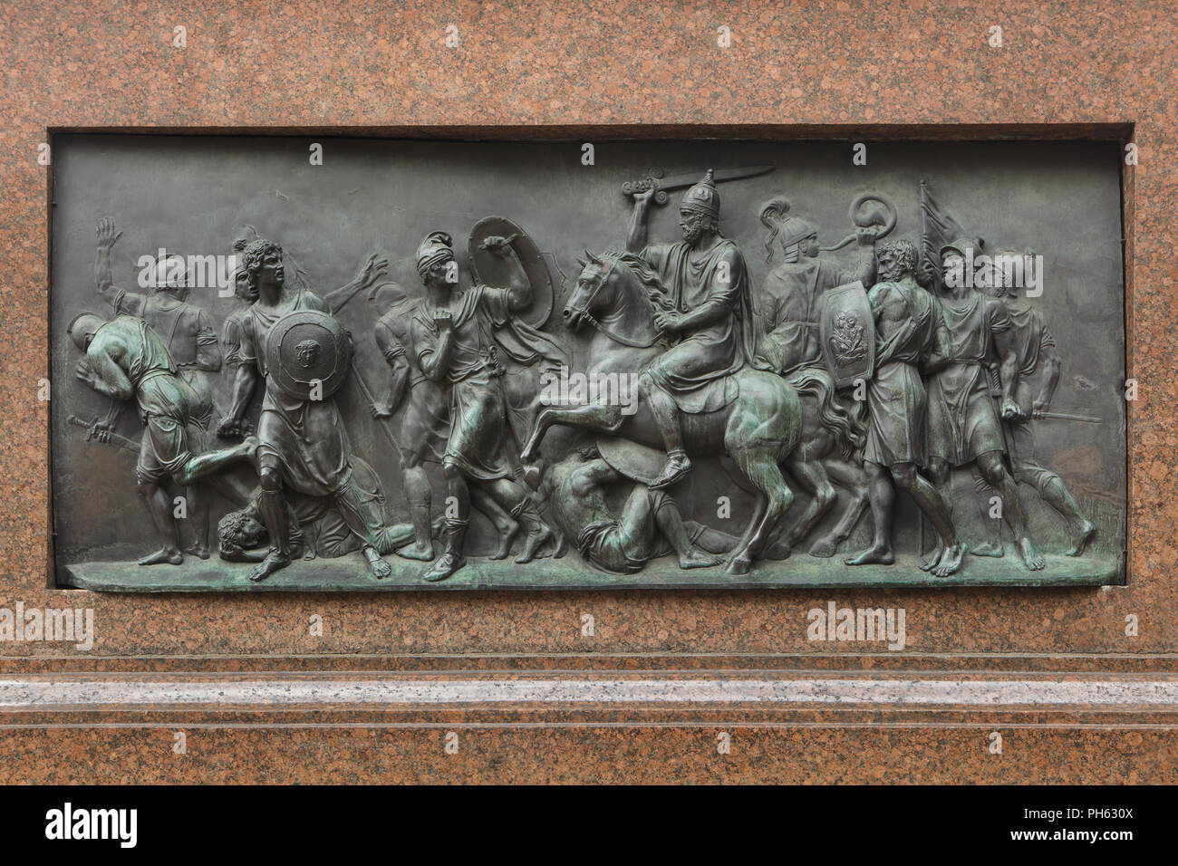 Le Prince Dmitri Pojarski luttant contre les forces polonaises durant le temps des troubles. Scène de bataille décrite dans le relief en bronze par le sculpteur russe Ivan Martos sur le socle du monument de minine et Pojarski à la place Rouge à Moscou, Russie. Le monument en bronze de héros nationaux russes Kuzma Minin et le Prince Dmitri Pojarski a été inaugurée en 1818 comme le premier monument en Russie. Banque D'Images