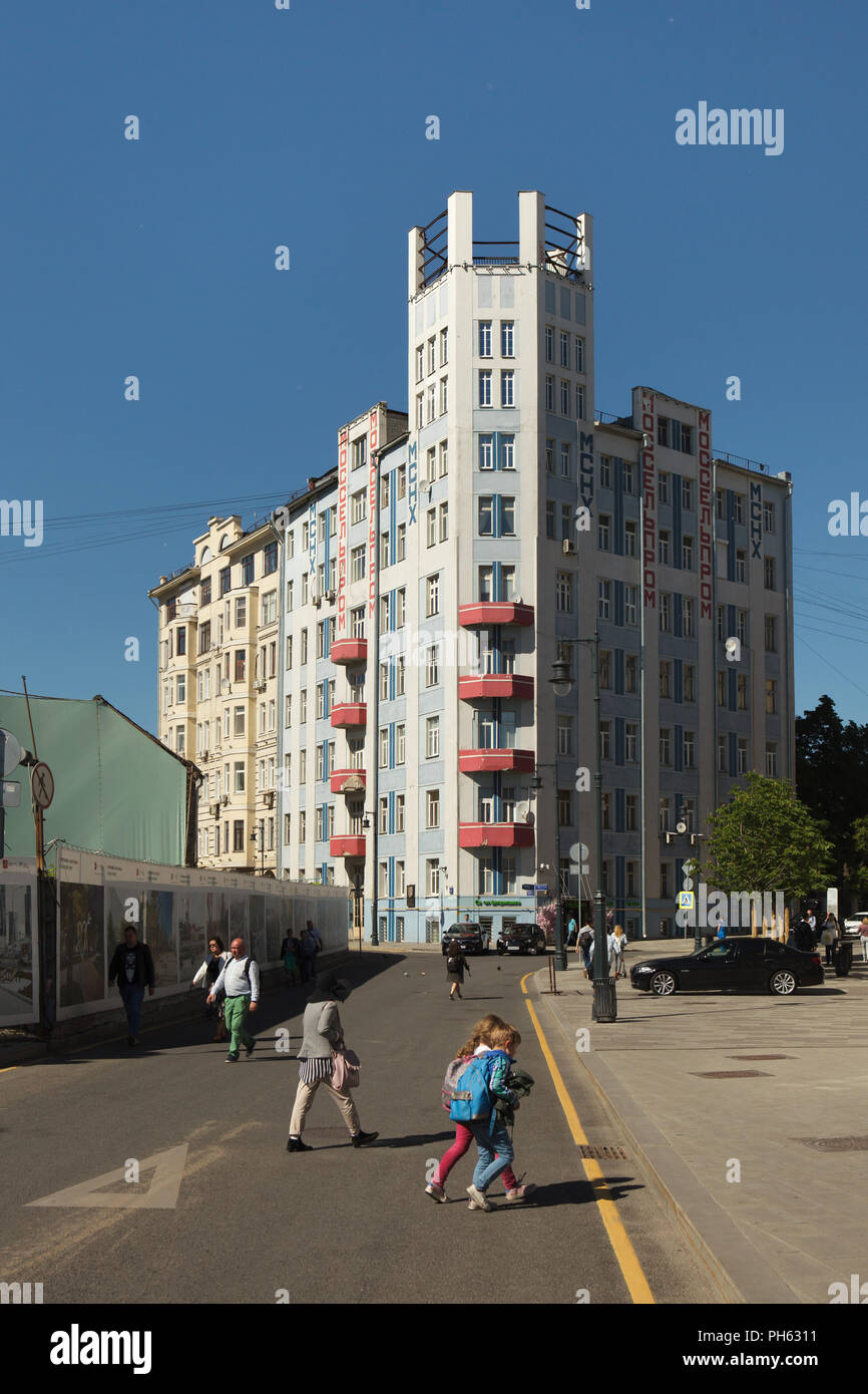 Mosselprom bâtiment conçu par l'architecte constructiviste soviétique Nikolai Strukov et achevé en 1925 à Moscou, Russie. Le bâtiment est remarquable pour ses panneaux peints par les artistes d'avant-garde russe Alexandre Rodtchenko et son épouse Varvara Stepanova. Banque D'Images
