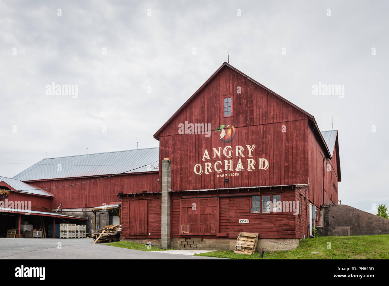 Pine Bush, NY /USA - 9 juin 2018 : l'avant du verger en colère grange à l'entrée. Banque D'Images