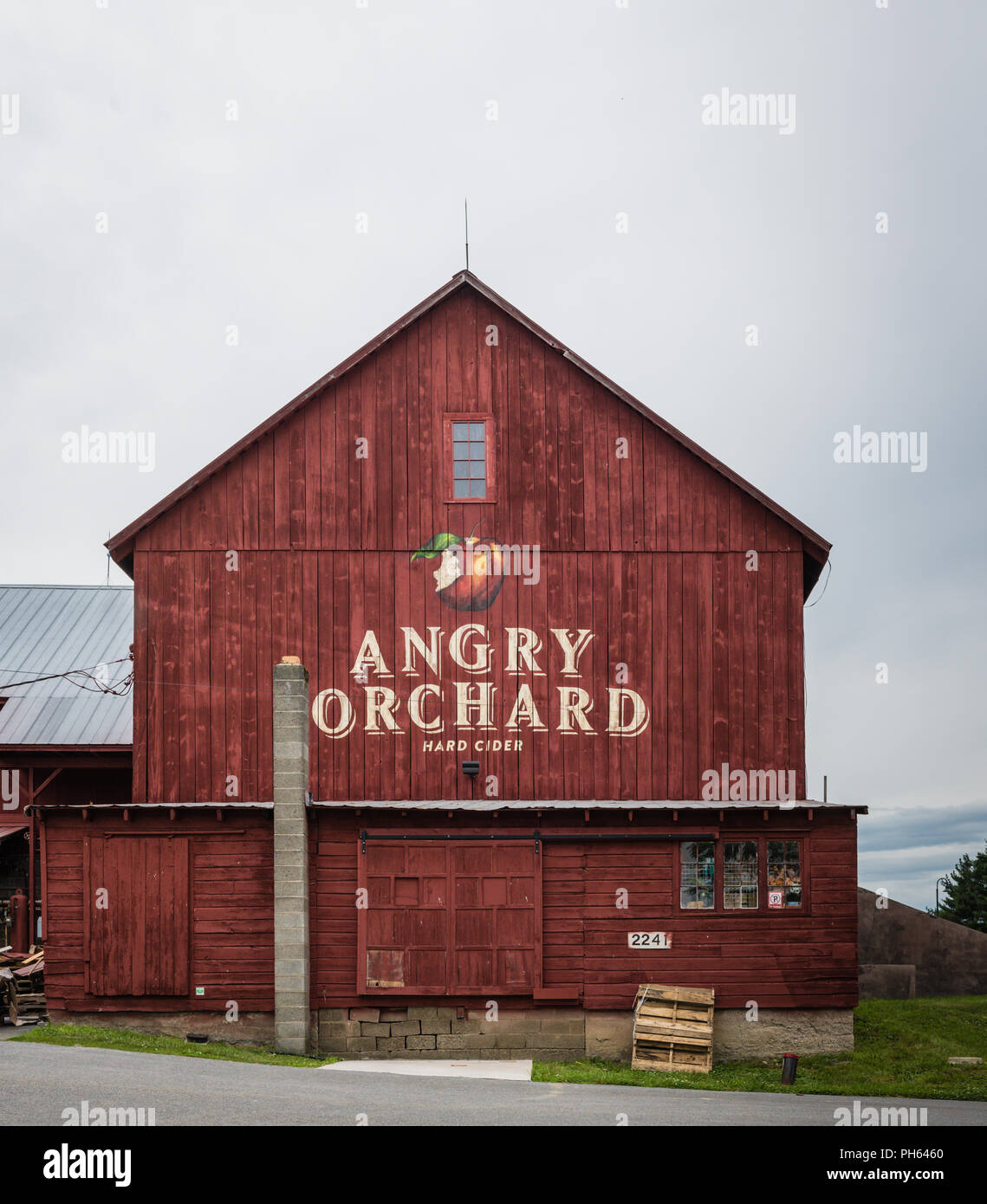 Pine Bush, NY /USA - 9 juin 2018 : vue verticale d'Orchard Barn en colère. Banque D'Images