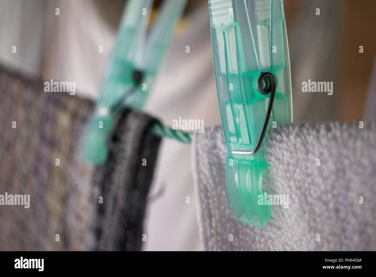 Close up clothespin plastique tenant une serviette Banque D'Images