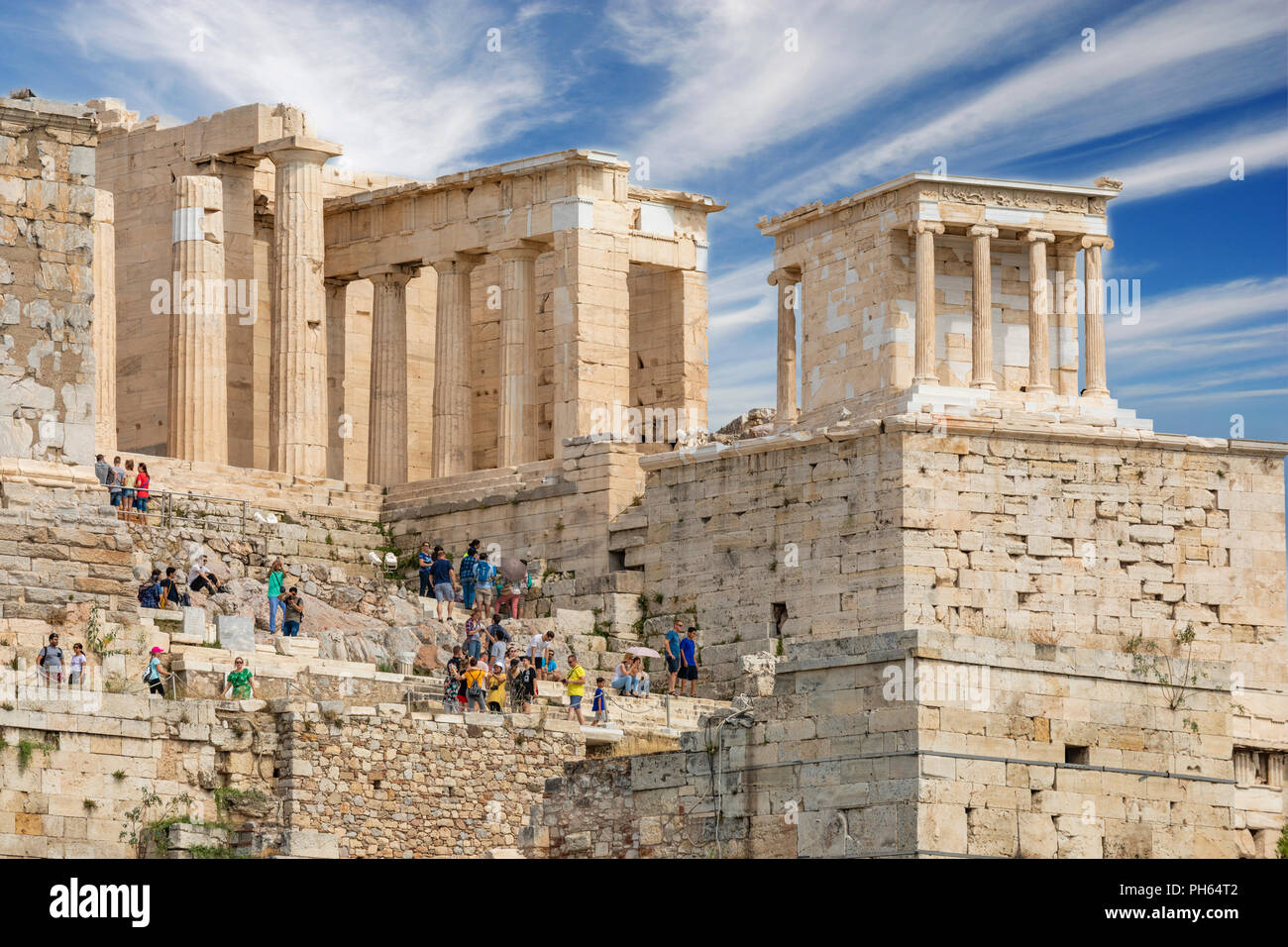 Les Propylées de l'acropole d'Athènes avec le temple d'Athéna Nike sur le  côté supérieur droit. Athènes, Grèce Photo Stock - Alamy