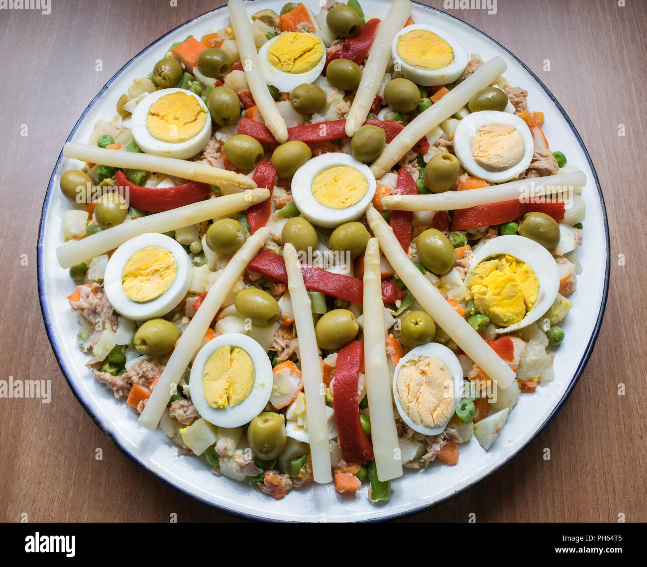 Plat rond de salade russe, nourriture typique en espagne Banque D'Images