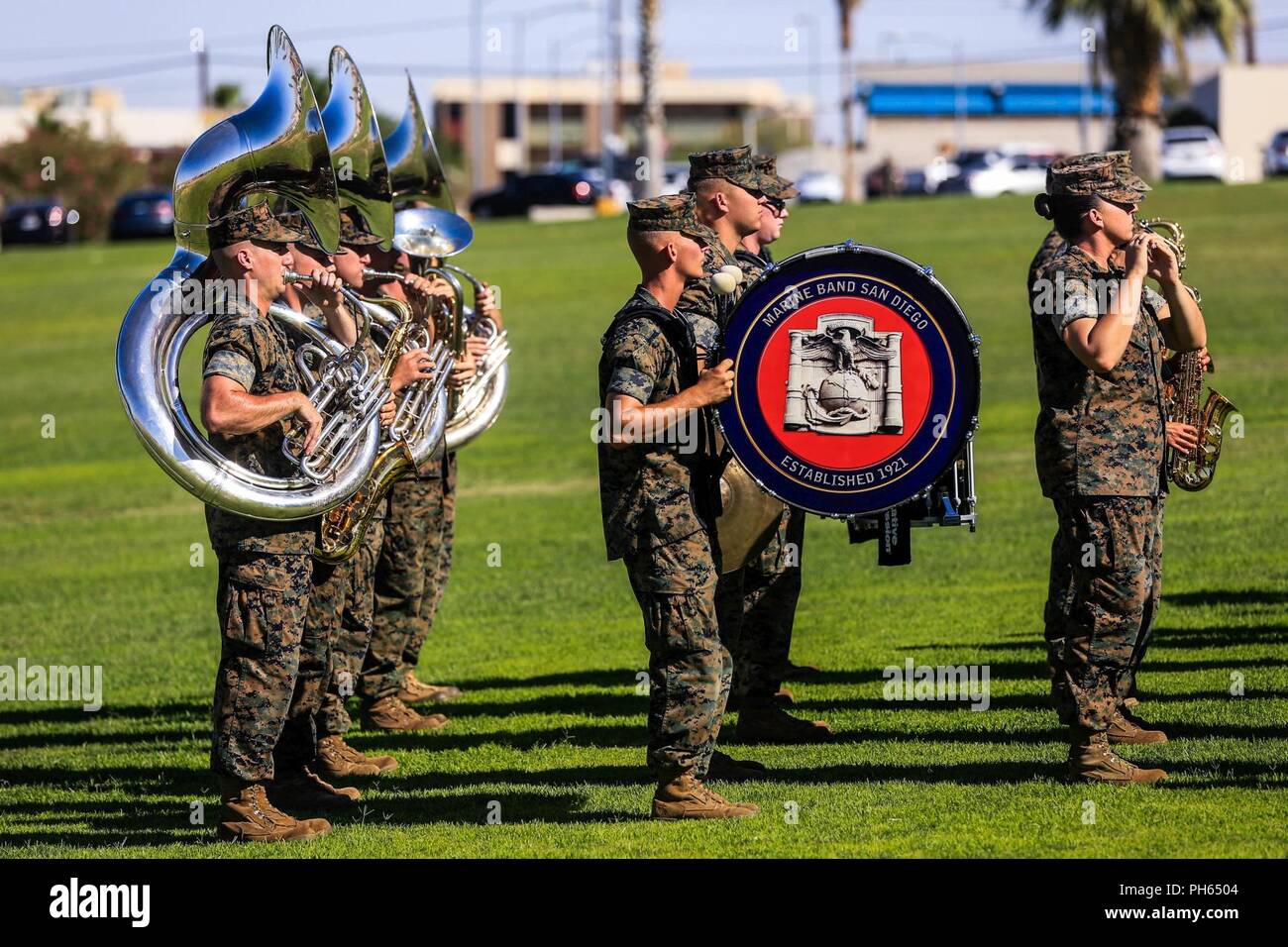 Bande Marine San Diego, Marine Corps Recruter Depot, San Diego, Californie, et effectue lors de la cérémonie de passation de commandement pour le lieutenant-colonel Christopher D. Siler, off, commandant de l'Escadron de soutien de l'aile Marine 374-, et le lieutenant-colonel Eric M. Beckmann, sur-entrée commandant, MWSS- 374, à lance le Cpl. Torrey L. Champ gris à bord du Marine Corps Air Ground Combat Center, Twentynine Palms, Californie, le 25 juin 2018. Modifications de la commande des cérémonies sont une tradition Marine Corps signifie que la transition des dirigeants de l'unité d'un agent à un autre. Banque D'Images