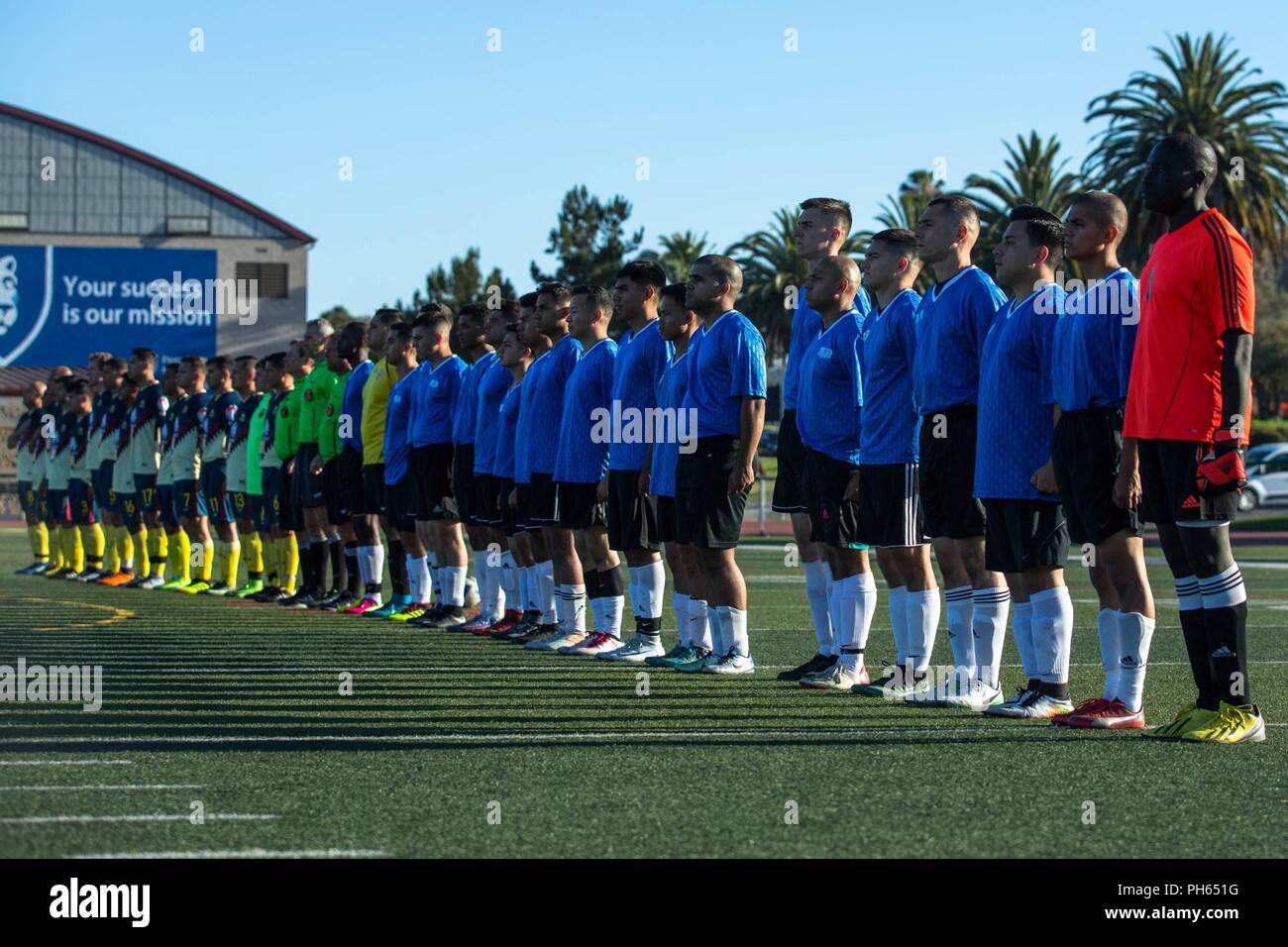 Les Marines américains avec 1 Division de marines et Marine Expeditionary Force et arbitres pour l'interprétation de l'hymne national au cours de l'assemblée annuelle du commandant général (CG) de football coupe ligue championnat match au Marine Corps Base Camp Pendleton, en Californie, le 25 juin 2018. La CG's Cup Marines fournit l'occasion de participer à des activités sportives, à la promotion de saines habitudes de vie et la préparation au combat. Banque D'Images