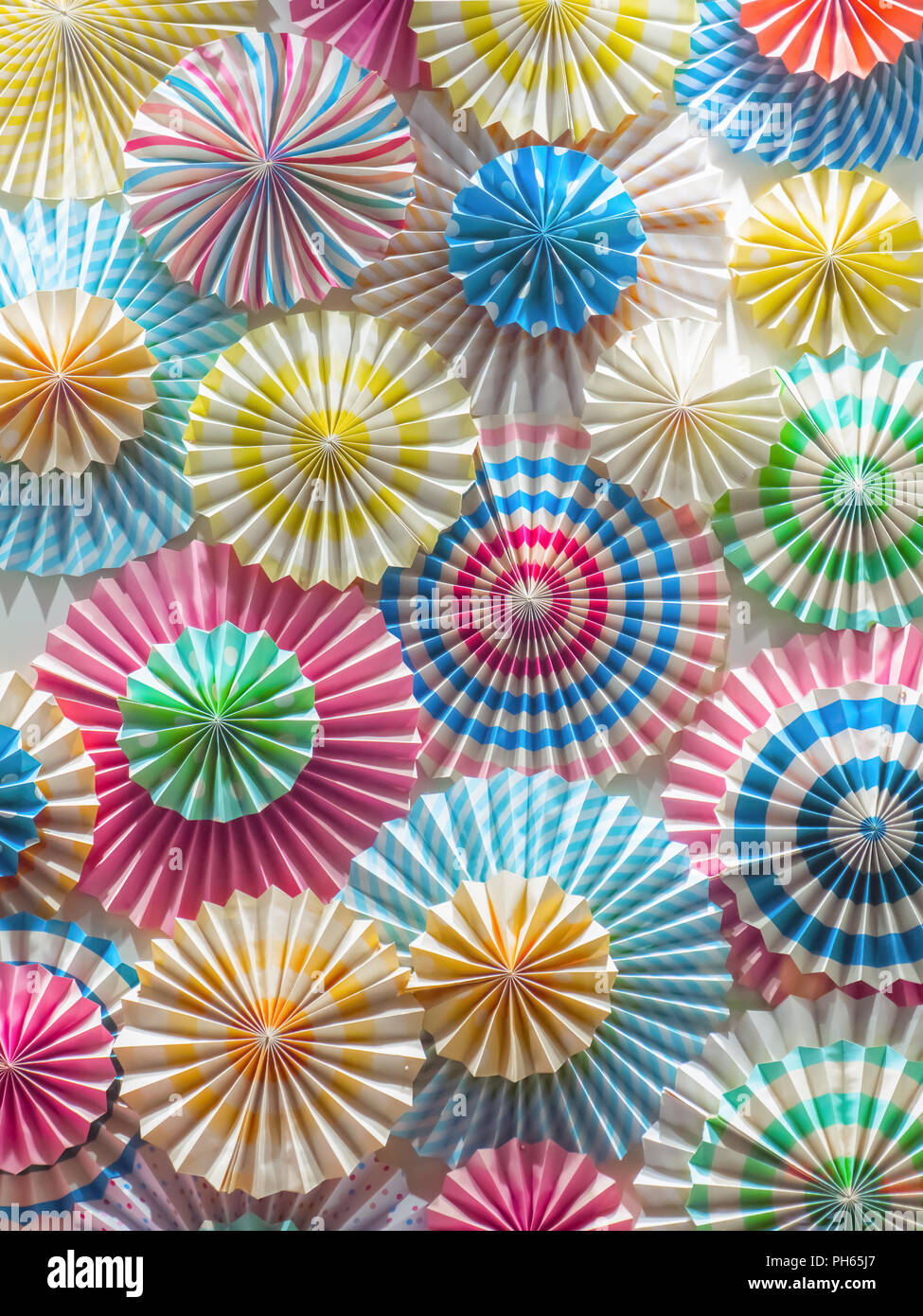 Des parapluies pour l'arrière-plan arrière-plan coloré lumineux cocktails Banque D'Images