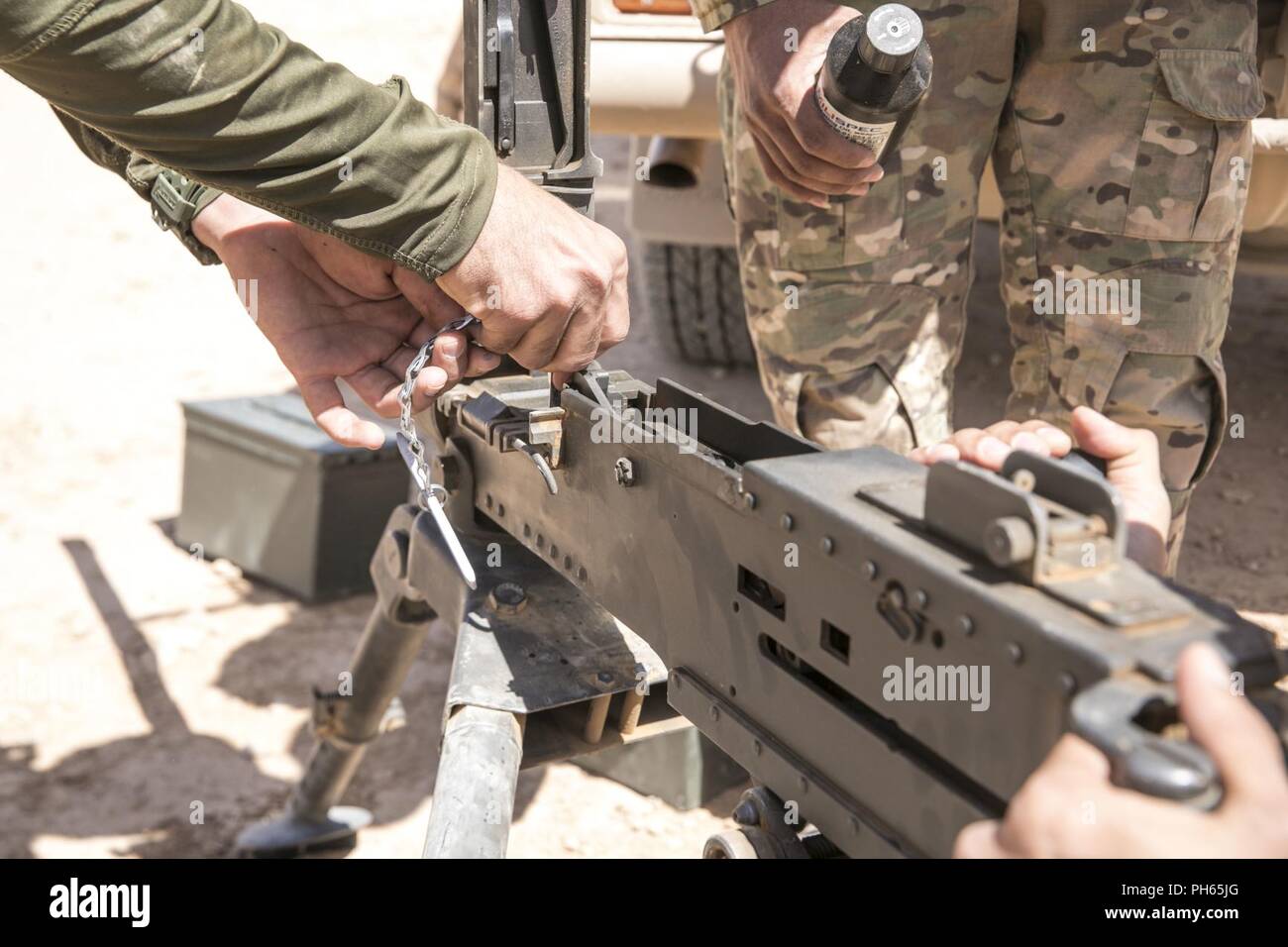 Les membres de la Force de garde-frontières iraquiennes étalonner un de calibre 50 pistolet pour un exercice de tir réel à la base aérienne d'Al Asad, l'Iraq, le 24 juin 2018. Cette formation fait partie de la Force opérationnelle interarmées combinée globale - Fonctionnement amélioré la capacité inhérente de résoudre partenaire mission qui se concentre sur la formation pour améliorer la sécurité au sein de la nation. Banque D'Images