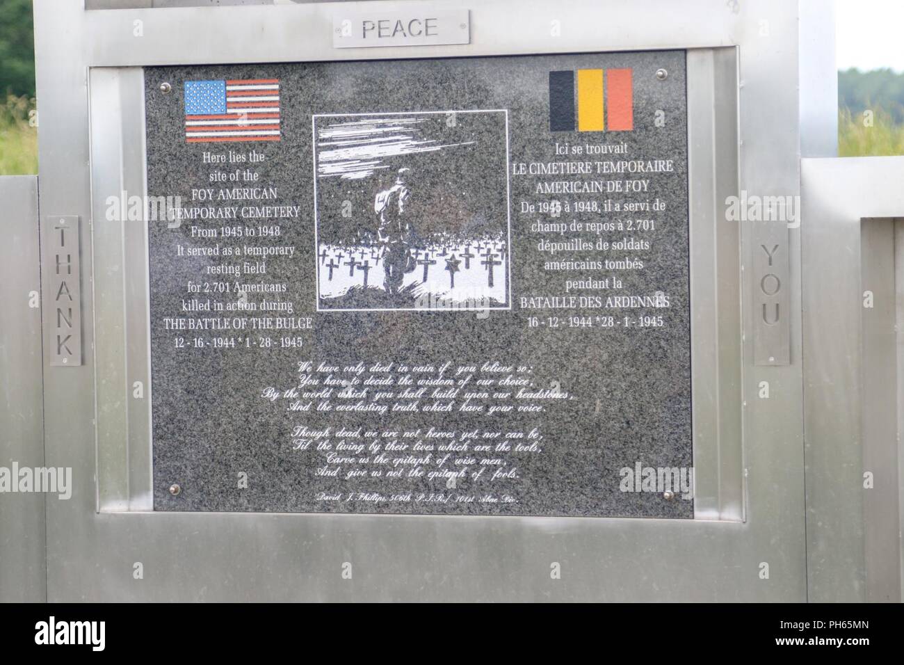 Ce monument, à Foy, la Belgique commémore les soldats qui ont donné leur vie au cours des combats de la Bataille des Ardennes PENDANT LA DEUXIÈME GUERRE MONDIALE. Ce site a été un cimetière temporaire pour ces soldats qui ont depuis été exhumés et enterrés. Banque D'Images