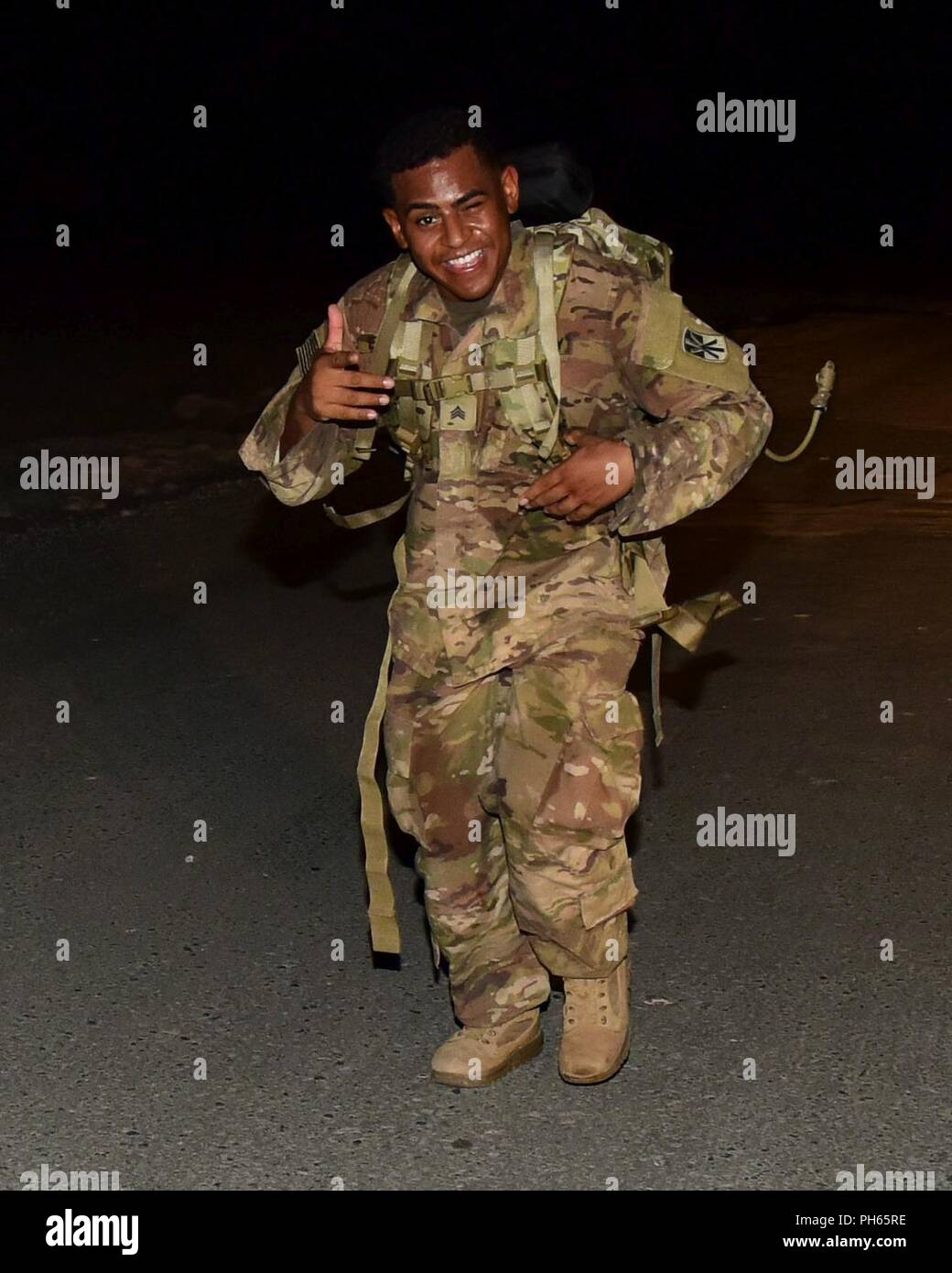 Le sergent de l'armée américaine Ariel Esquivel, un delta de la section Batterie sergent, 5-52 Air Defense Artillery, pose pour la caméra lors d'un 12-mile ruck Mars, Juin 19, 2018, à Al Udeid Air Base, au Qatar. Les compétiteurs devaient garder le moral comme l'un des nombreux moyens de surmonter un guerrier de trois jours qui a poussé la concurrence leur corps et l'esprit à la limite. Banque D'Images