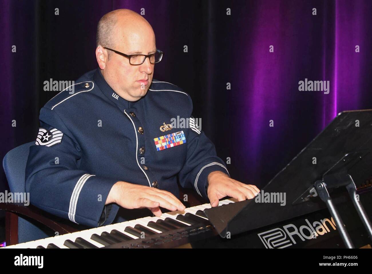 Tech. Le Sgt. Witzcak Martin, un joueur de clavier avec l'Air National Guard Band du sud-ouest, se réchauffe avant d'effectuer à KTUL studio le 26 juin 2018 à Tulsa, Oklahoma Dans le cadre de leur tournée annuelle, le groupe est à des concerts à travers le Kansas et l'Oklahoma. (Air National Guard Banque D'Images