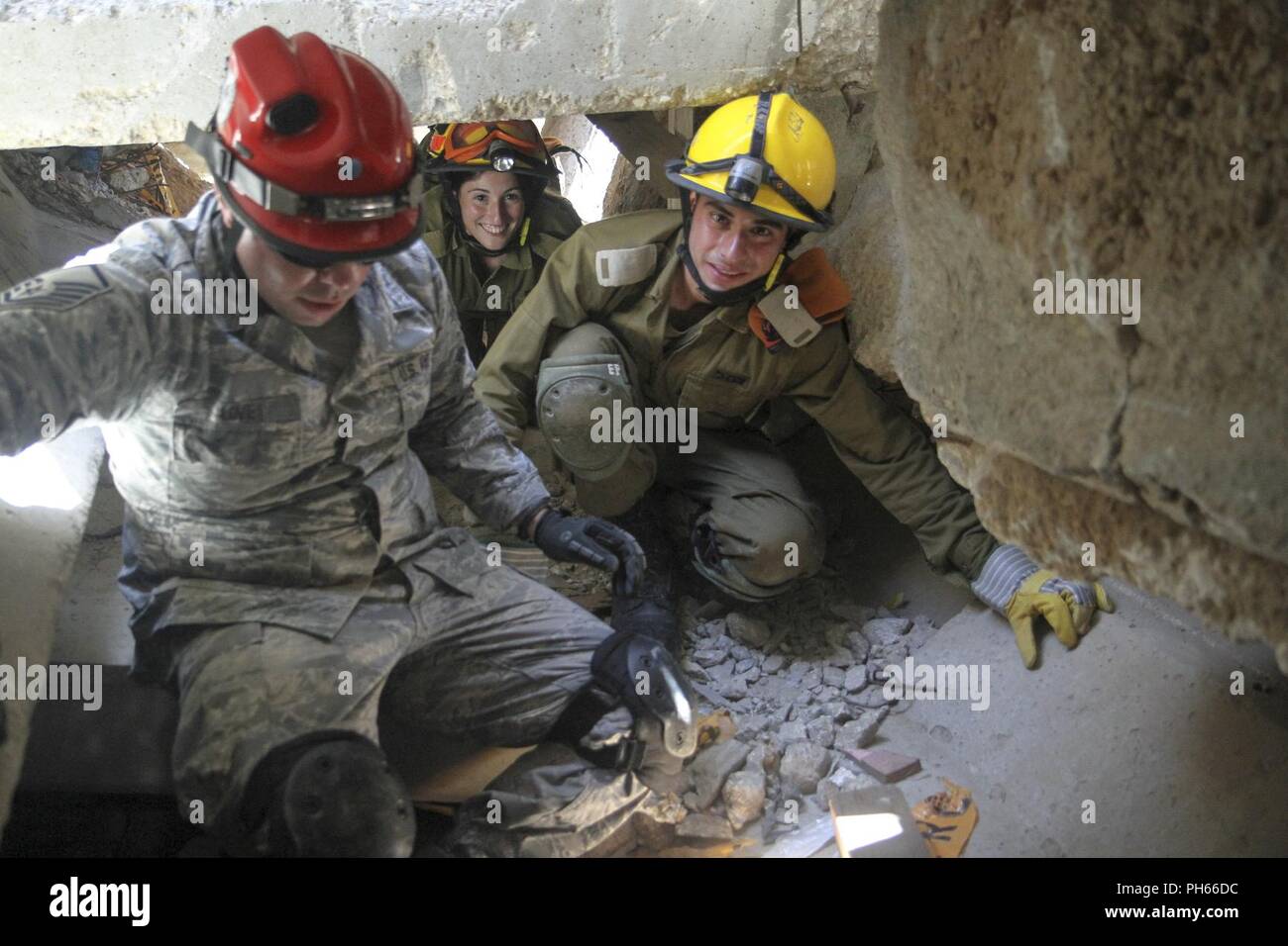 TEL AVIV, ISRAËL - Le Sergent-chef de l'Armée de l'air. Andrew l'amour, la recherche et l'extraction medic du 19e Force de réaction de l'amélioré CBRN Package, travaille son chemin à travers un tunnel effondré au cours de la deuxième journée de United Front VII au Camp Yigael Yadin, 19 juin 2018. L'encapsulation est l'acte d'entrer naturellement créé des vides sanitaires créés dans des événements. Banque D'Images