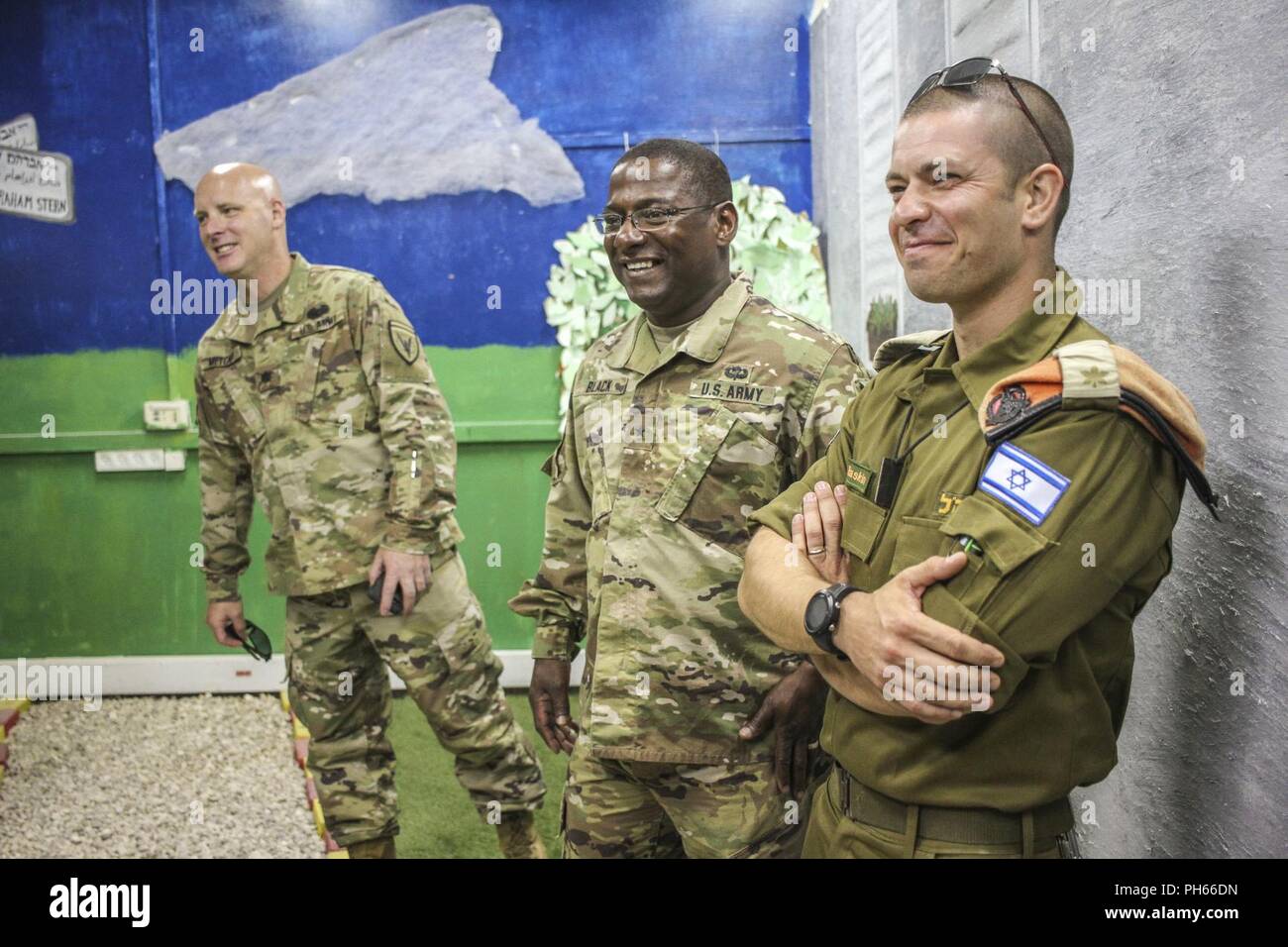 TEL AVIV, ISRAËL - Brig. Le général Wayne L. Black, gauche, commandant de la 81e commandement de troupes, rire avec force de défense israélienne Le Major Igal Raskin, tout en observant une évasion prix d'exercice pendant le dernier jour de United Front VII au Camp Yigael Yadin, 20 juin 2018. Les trois chambres d'échappement couverts des simulations médicales, les opérations de sauvetage, et du contrôle de la population et de l'intelligence. Banque D'Images