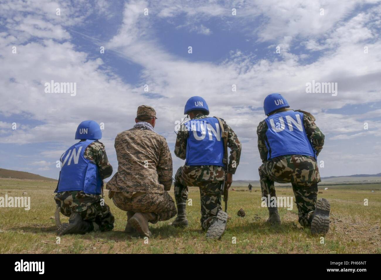 Casques bleus népalais mener les opérations de convoi, chargé par le sergent du Corps des Marines des États-Unis. Thomas Dewar, 3e Bataillon, de l'application de la Loi au cours de KHAAN QUEST 2018 Collines à cinq secteurs d'entraînement le 20 juin. KQ18 est un exercice d'entraînement multinational visant à renforcer les capacités des États-Unis, mongol et d'autres pays partenaires dans des opérations de soutien de la paix. Banque D'Images