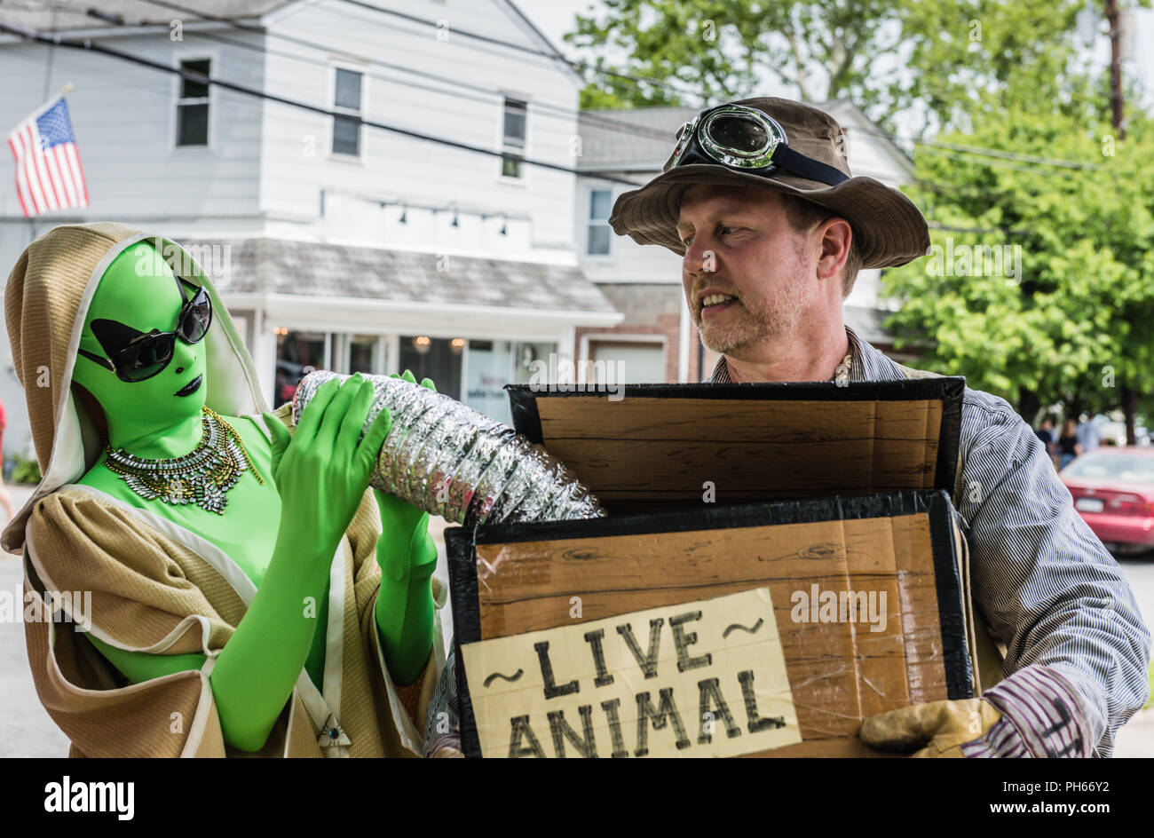 Pine Bush, NY /USA - 9 juin 2018 : Alien Hunter Costume Banque D'Images