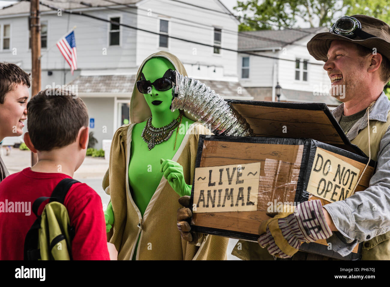 Pine Bush, NY /USA - 9 juin 2018 : Alien Hunter Costume Banque D'Images