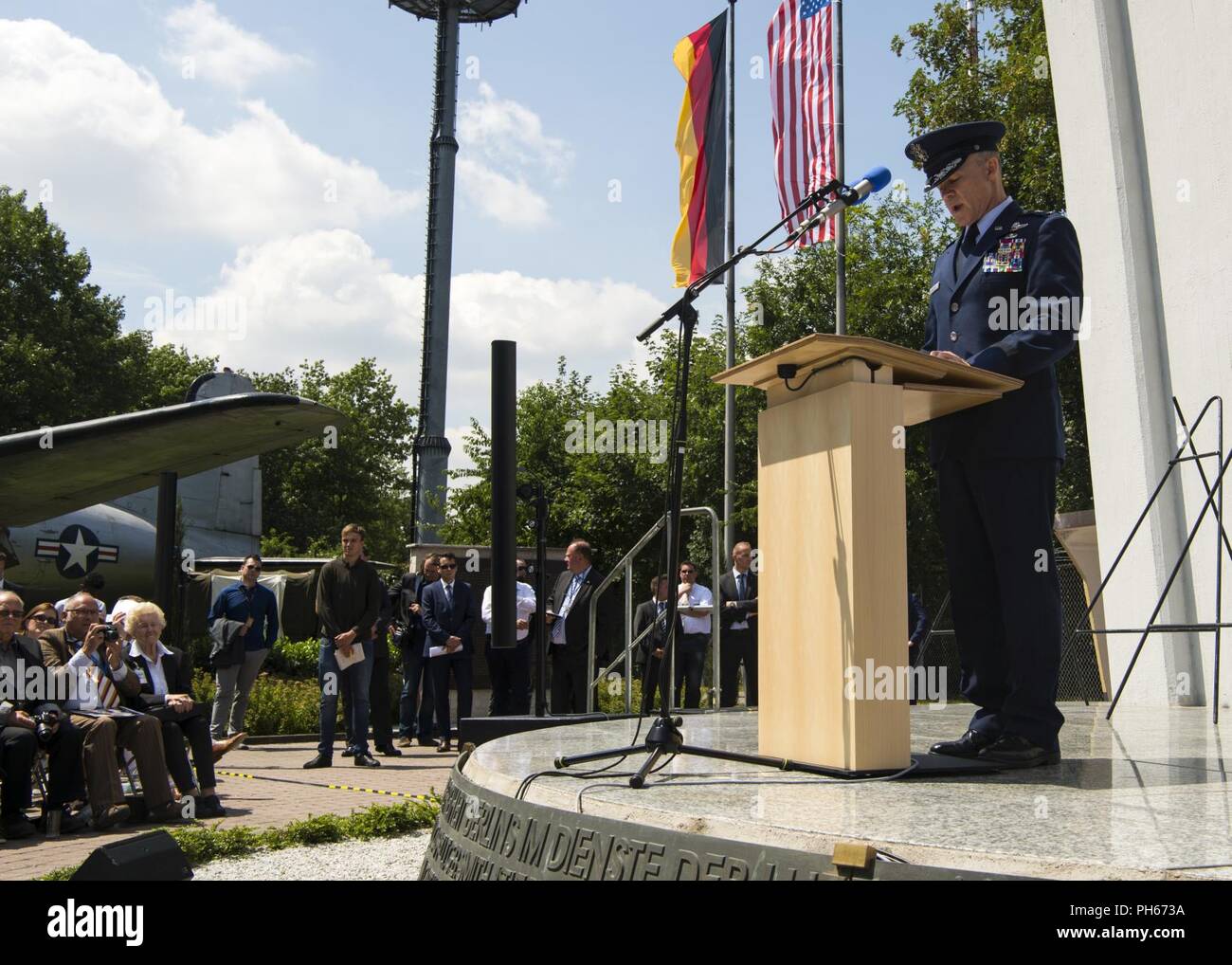 U.S. Air Force, le général John B. Williams, U.S. Air Forces armées de l'Air Europe - Afrique assistant de mobilisation pour le commandant, basée à Ramstein Air Base, parle à la commémoration Pont Aérien de Berlin à l'aéroport de Francfort, Allemagne, le 26 juin 2018. La cérémonie a marqué le 70e anniversaire de l'événement historique, qui a débuté en 1948. Banque D'Images