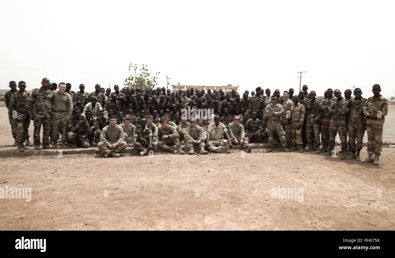 Les soldats de l'Armée américaine à partir de la 10e division de montagne et les nouveaux membres du bataillon d'intervention rapide, le posent en groupe à un site à l'extérieur de la ville de Djibouti, le 25 juin 2018. Les membres de la côte sur une période de cinq semaines de cours couvrant combatives, d'armes, et de combattre en sauvetage. Banque D'Images
