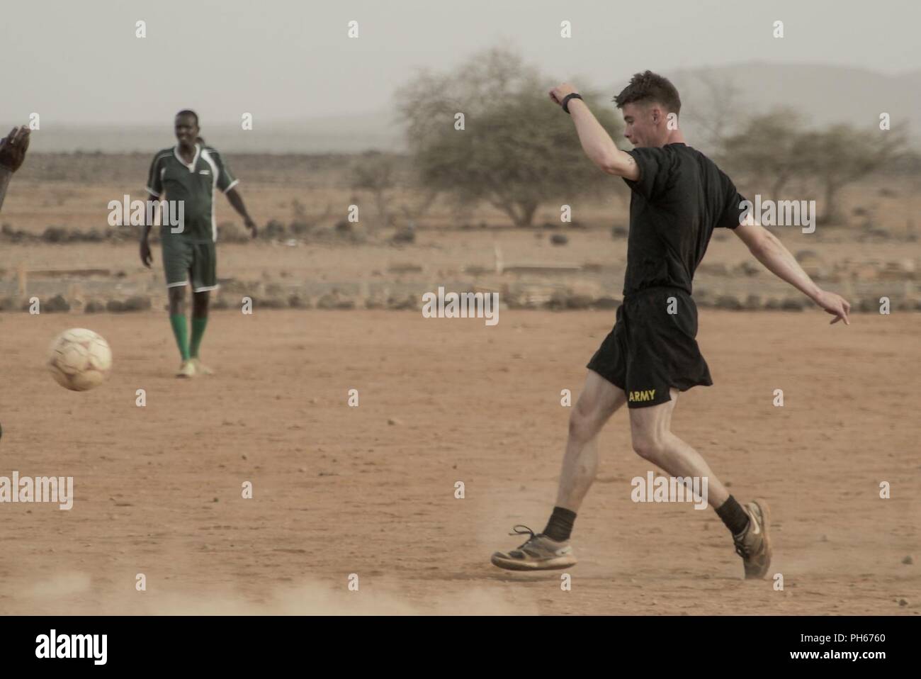 Un soldat de l'Armée américaine à partir de la 10e Division de Montagne et membre de l'Armée de Djibouti (FAD) affecté à l'intervention rapide bataillon, jouer au soccer à l'extérieur de la ville de Djibouti, le 25 juin 2018. Les membres de la côte sur une période de cinq semaines de cours couvrant combatives, d'armes, et de combattre en sauvetage. Banque D'Images