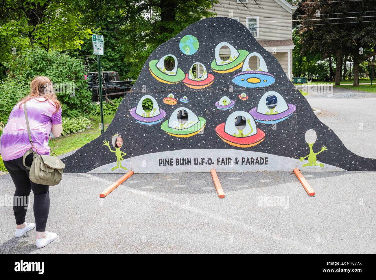 Pine Bush, NY /USA - 9 juin 2018 : la mère et l'enfant poser au stand up soucoupe coupé. Banque D'Images