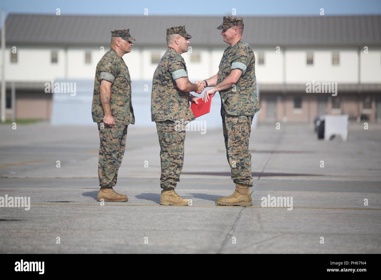 Le colonel Frank Latt, commandant de l'aéronef maritime Groupe 31 prix, le Lieutenant-colonel Adam L. Jeppe la Médaille du service méritoire au cours d'une cérémonie de passation de commandement à bord du Marine Corps Air Station Beaufort le 25 juin. Au cours de la cérémonie, Jeppe a quitté le commandement de l'escadron 31 de la logistique de l'Aviation maritime au lieutenant-colonel Anthony C. Lyons. Banque D'Images