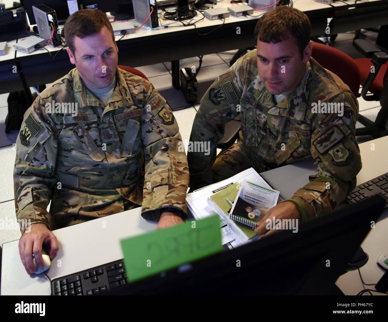 Le sergent-chef de l'US Air Force. Brian Yorke, gauche, le personnel de l'exercice (STAFFEX) 18-4 Joint Personnel Recovery Centre (JPRC) planner, et le Major Rob Arduini, STAFFEX 18-4 planner, tant à partir de la 9e armée de l'air, discuter JPRC options disponibles pour le scénario de l'exercice, le 20 juin 2018, Shaw Air Force Base, L.C. Le STAFFEX les scénario un effort d'assistance humanitaire dans le U.S. Africa Command zone de responsabilité. C'est la quatrième 9 STAFFEX AF a eu lieu depuis novembre 2017 qu'il travaille à la certification en tant qu'un groupe de travail mixte-capable siège à l'Armée de l'air. Banque D'Images