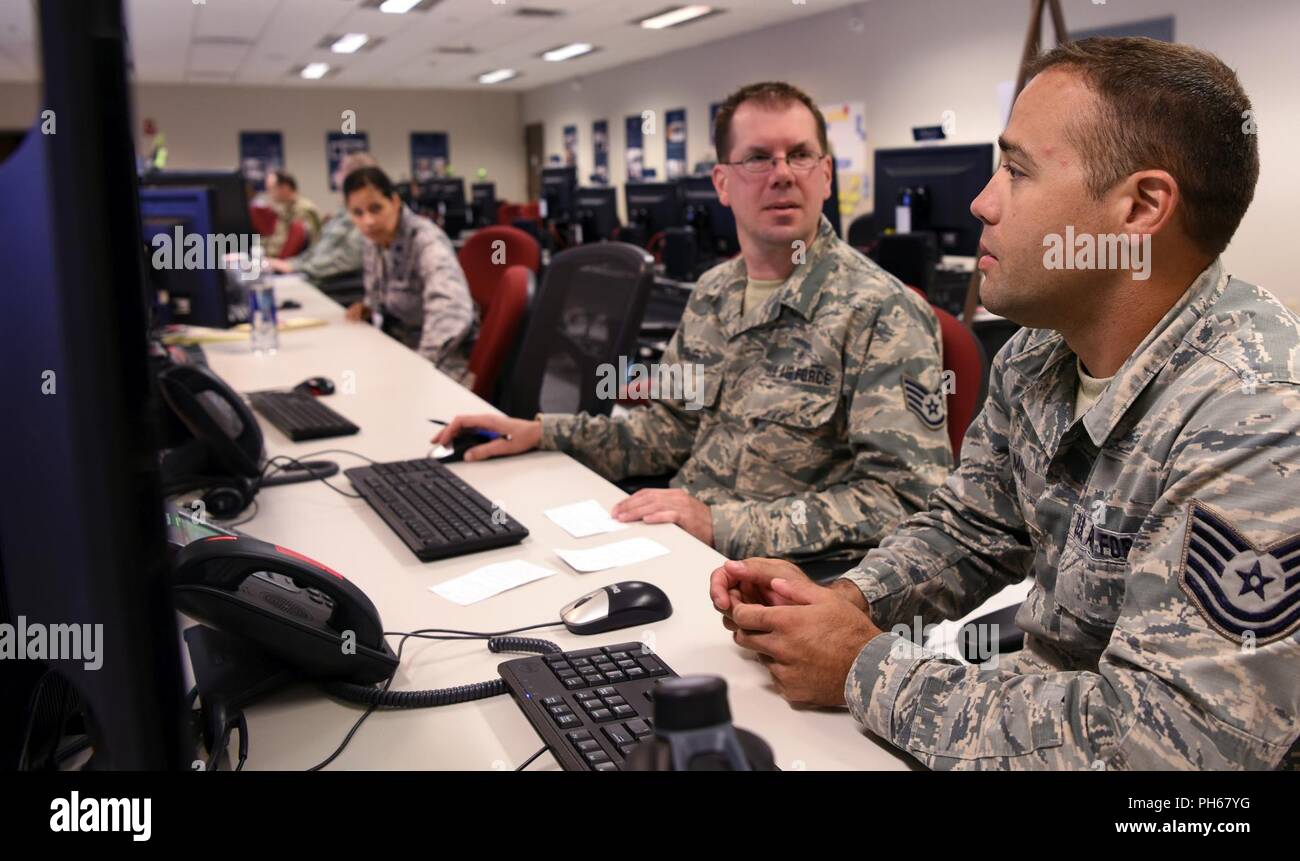 U.S. Air Force Tech. Le Sgt. James Mack, droite, et le sergent. Shane DeHuff, le personnel de l'exercice (STAFFEX) 18-4 les planificateurs médicaux du Michigan Air National Guard's 127e et 110e Groupe médical Groupe médical respectivement, de discuter de questions de santé publique telles que l'aseptisation et l'immunisation, le 20 juin 2018, Shaw Air Force Base, L.C. (Les deux aviateurs, fourni des conseils à l'exercice Joint Task Force de l'élément avant, siège situé dans 'Afrique' basé sur un scénario d'aide humanitaire. Au cours de l'exercice, les aviateurs ont fourni de précieux la planification médicale 9e af n'avait pas précédemment employée. Banque D'Images