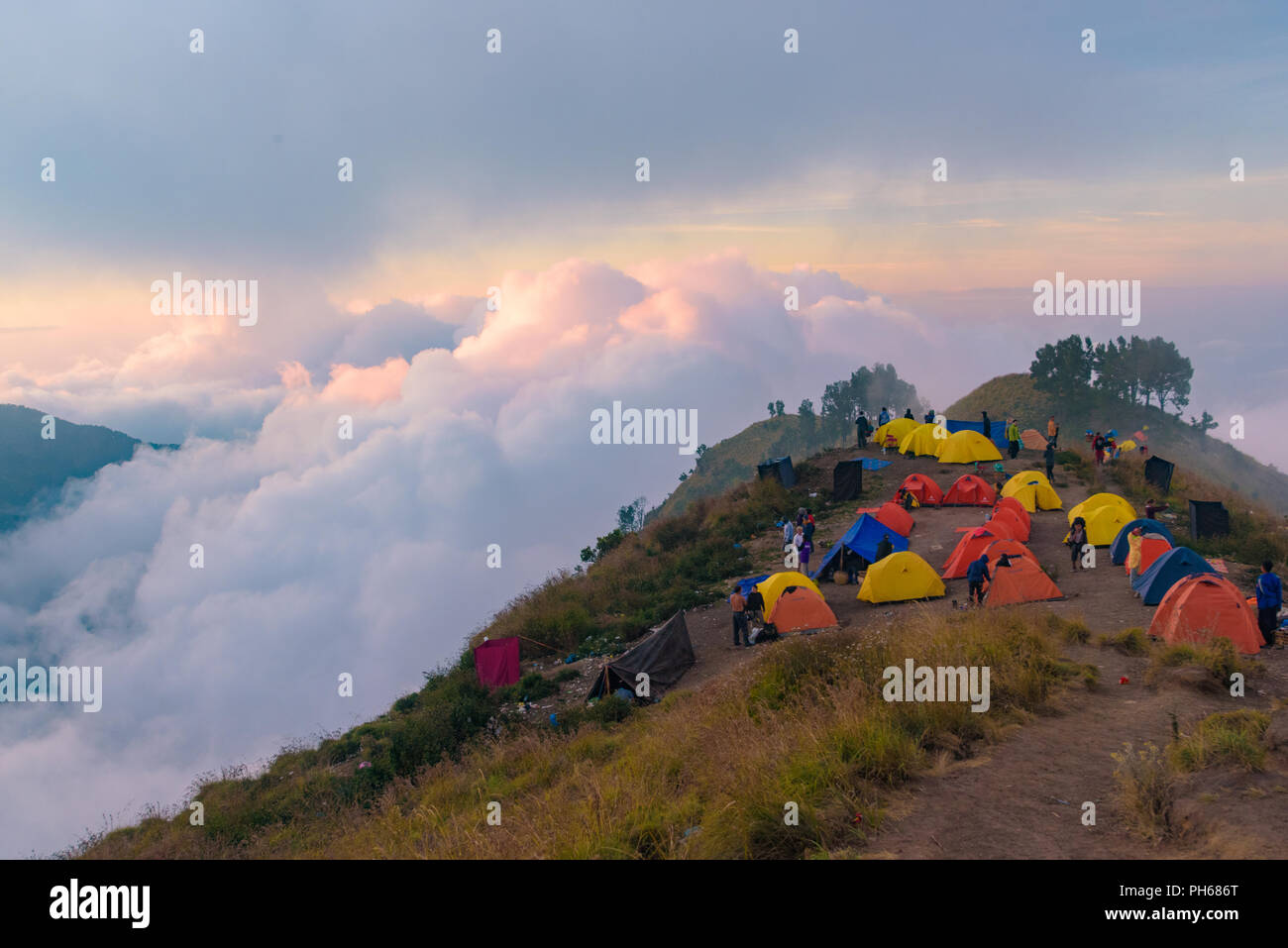 Camping des randonneurs sur le Mont Rinjani, Lombok, Indonésie Banque D'Images
