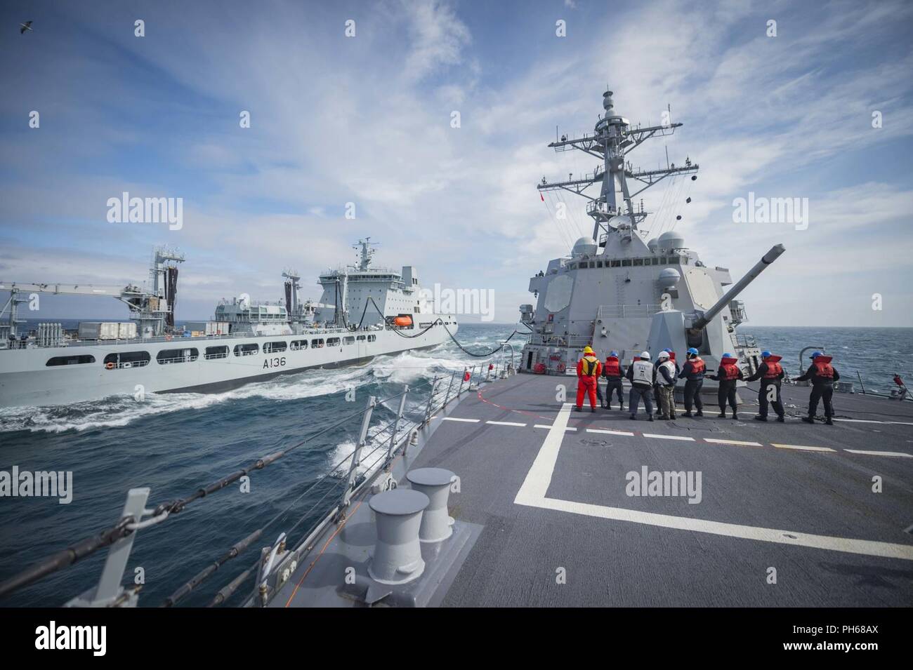 Mer (26 juin 2018) Les marins à bord de missiles de l'USS Farragut (DDG 99) Tenez le téléphone et ligne de distance alors que le navire effectue un ravitaillement en mer avec la Royal Fleet Auxiliary (RFA Tidespring reconstitution tanker UN136). Farragut est actuellement déployé dans le cadre de la Harry S. Truman Strike Group. Avec l'USS Harry S. Truman (CVN 75) comme l'élément phare, déployé des unités d'attaque : personnel, les navires et aéronefs de Carrier Strike Group (CSG) 8 8 e Escadre de destroyers, deux huit destroyers (28) et le transporteur Air Wing Un (CVW-1) ; ainsi que la classe Sachsen-frégate allemande FG Banque D'Images