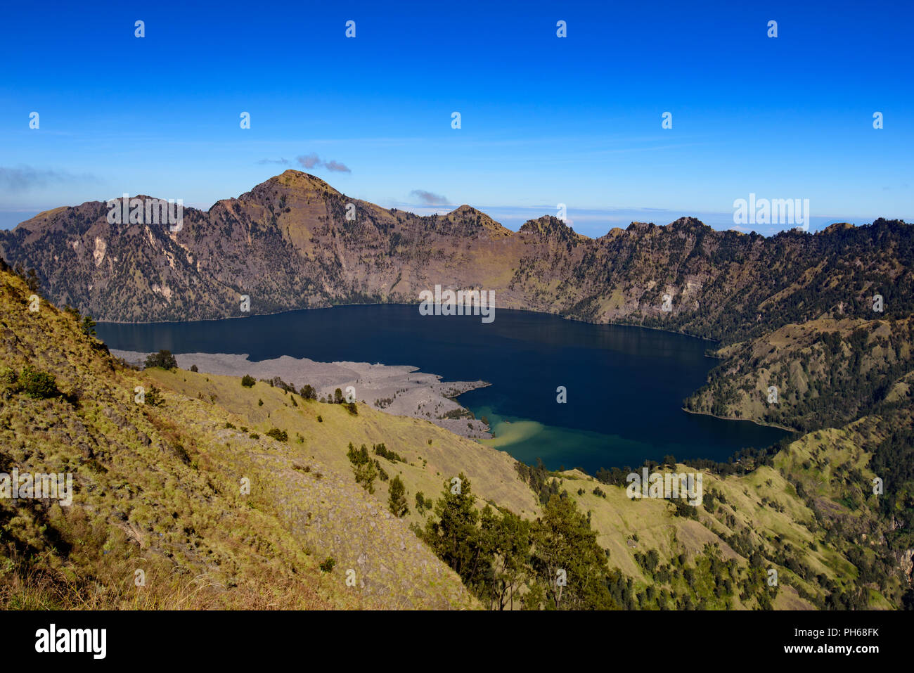 Lac de cratère du volcan Rinjani, Lombok, Indonésie Banque D'Images