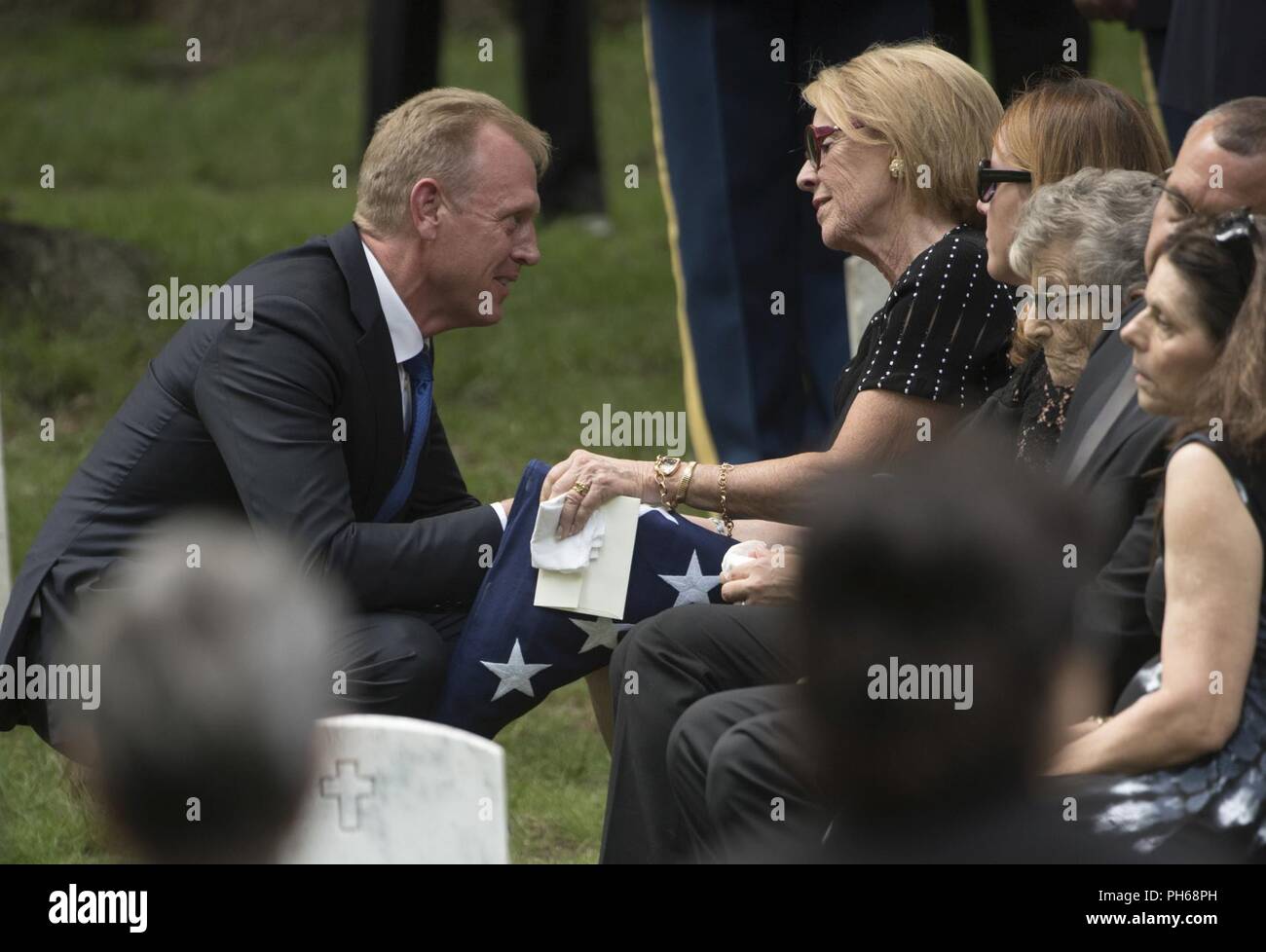 Famille, collègues et membres de miitary rendre honneur à la Frank C. Carlucci III, 16e Secrétaire de la Défense, lors de son inhumation au cimetière national d'Arlington, le 26 juin. En 2018. Carlucci a servi comme secrétaire de la défense de 1987 jusqu'à la fin de l'administration Reagan, le 20 janvier 1989. Banque D'Images