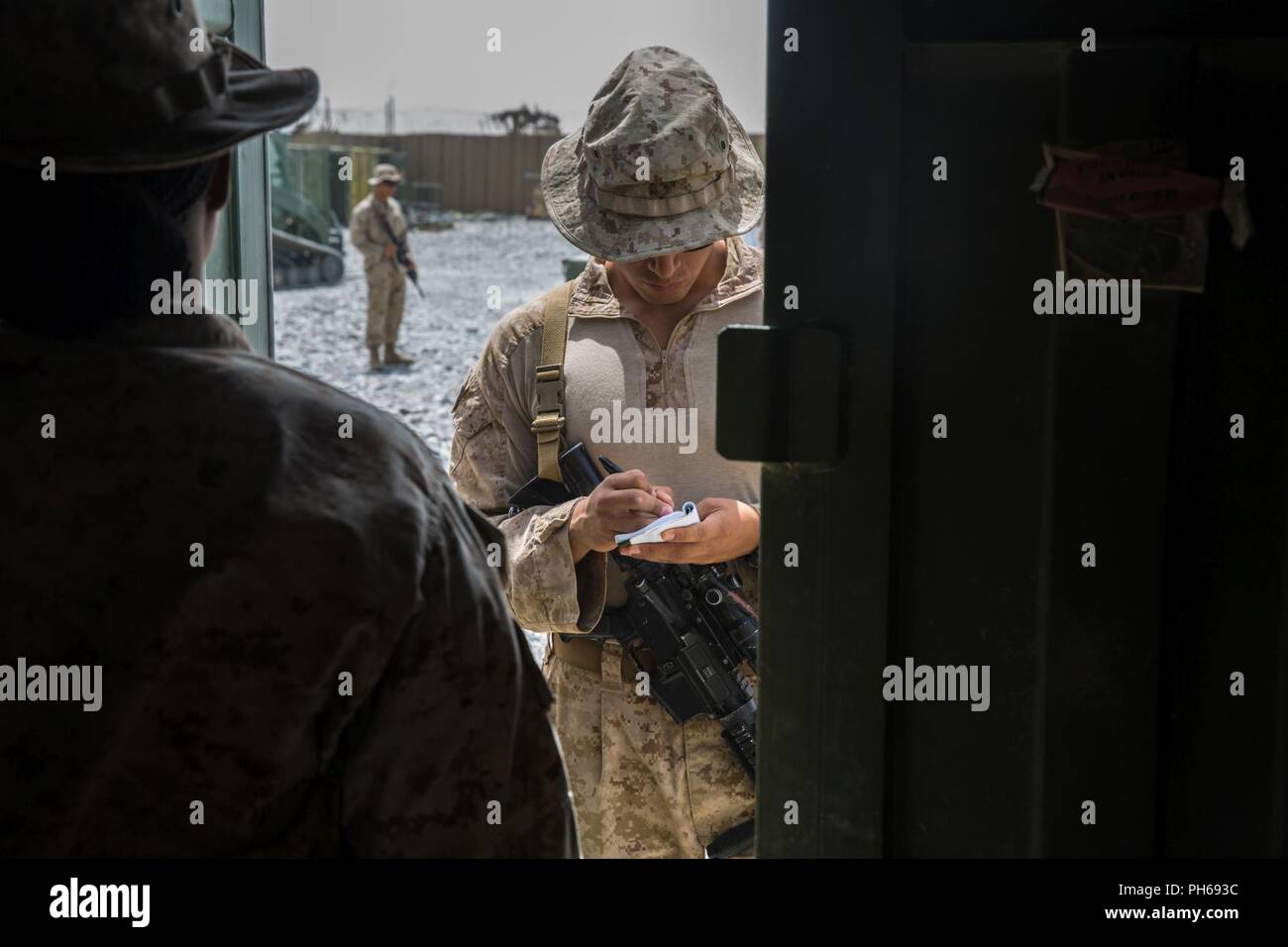 Lieu inconnu, au Moyen-Orient - U.S. Marine Corps Cpl. Andrew Farfan, un technicien de munitions avec détachement de logistique de combat (37 CLD-37) joint à but spécial du Groupe de travail air-sol marin, Crise Response-Central commande, effectue des procédures de sécurité d'entrée à un point de contrôle d'entrée, 28 juin 2018. CLD-37 a effectué des patrouilles simulée et l'entrée de la formation du point de contrôle pour se préparer pour les prochains exercices. Banque D'Images
