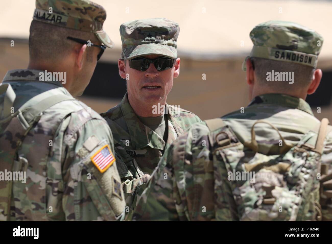 Réserve de l'Armée de Brig. Général W. Shane Buzza, nouveau commandant de division pour le 91e commandement de l'instruction, (centre) s'entretient avec la commande la garde nationale de l'Arizona Le sergent-major John Paul Salazar, premier sous-officier enrôlé pour la 198th groupe de soutien régional, et le Colonel Christopher S. Sandison, commandant de la 198th RSG, lors d'une tournée de leur zone d'opérations, 28 juin 2018 à Fort Hunter Liggett, en Californie. Le 198th groupe de soutien régional et le Siège de l'Administration centrale ont été entreprise à Fort Hunter Liggett à faciliter une réception, de rassemblement, d'Onward- mouvement, et de l'intégration l'APMI () Banque D'Images