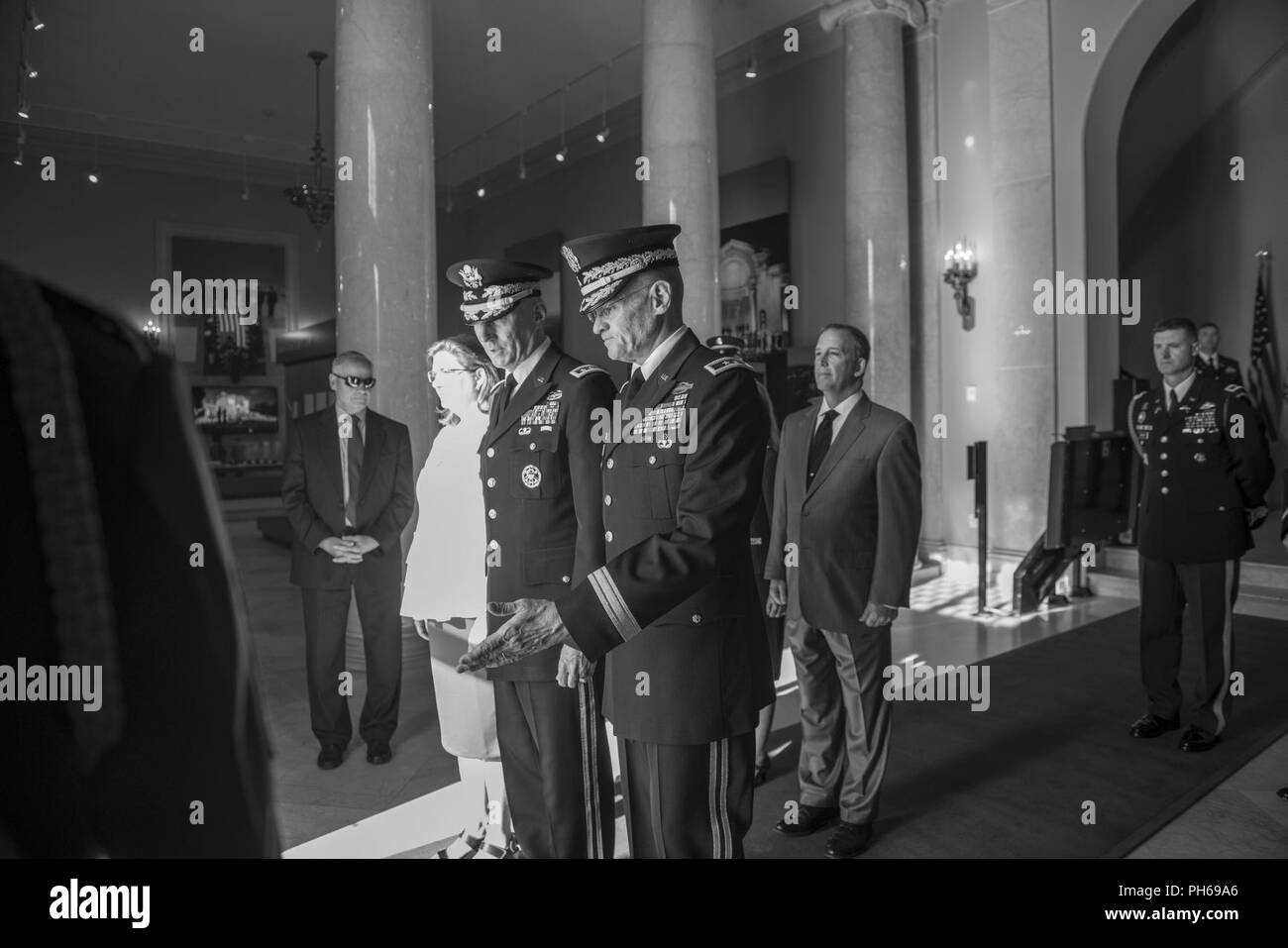 L'Armée américaine, le général Michael Howard (à droite), général commandant de l'armée américaine District militaire de Washington ; les gestes pour l'armée américaine le général Gary joue (au centre), directeur du personnel de l'armée ; et la femme de la joue (à gauche)pour quitter l'Amphithéâtre Memorial Afficher Prix pour voir le tombeau de l'Inconnu Soldierat le Cimetière National d'Arlington, Arlington, Virginia, le 29 juin 2018. Banque D'Images