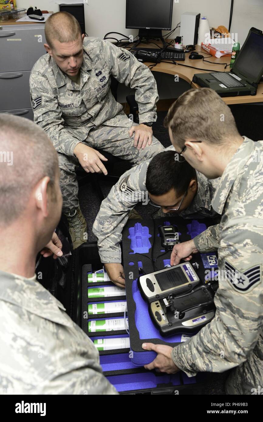 La 134e de la garde de l'Escadre de ravitaillement en vol, New York Air National Guard, boutique de gestion d'urgence faire une formation en classe en service temporaire, 18 juin 2018 à RAF Mildenhall, Angleterre. Les membres ont appris à travailler avec leurs homologues en service actif sur MultiRAE Pro formation à l'équipement. Banque D'Images