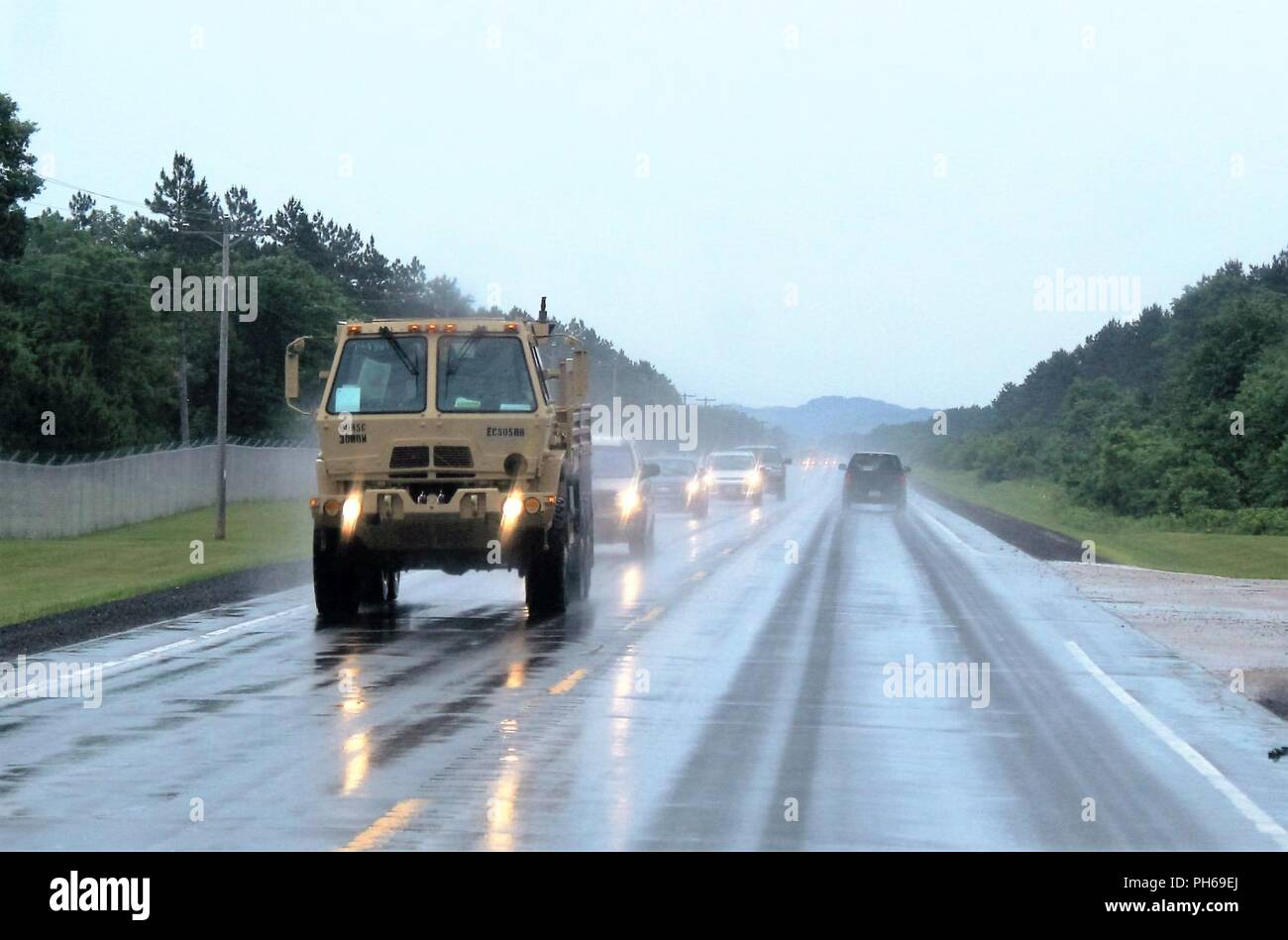 Soldats de conduire un véhicule sous la pluie au cours de la 86e Division de formation Soutien au combat de l'exercice de formation (CSTX) 86-18-04 le 21 juin 2018, à Fort McCoy, Wisconsin (Etats-Unis) plus de 6 000 militaires de tous les États-Unis sont la formation dans l'exercice, conformément à la 86e. L'exercice fait partie de la réserve de l'Armée de soutien au combat du programme de formation, ou CPST. Cpst exercices sont grandes, la formation collective des exercices conçus pour l'immerger dans des milieux de formation des unités tactiques que reproduire fidèlement ce qu'ils pourraient rencontrer dans les déploiements opérationnels. La 86e Division de la formation est un locataire organi Banque D'Images